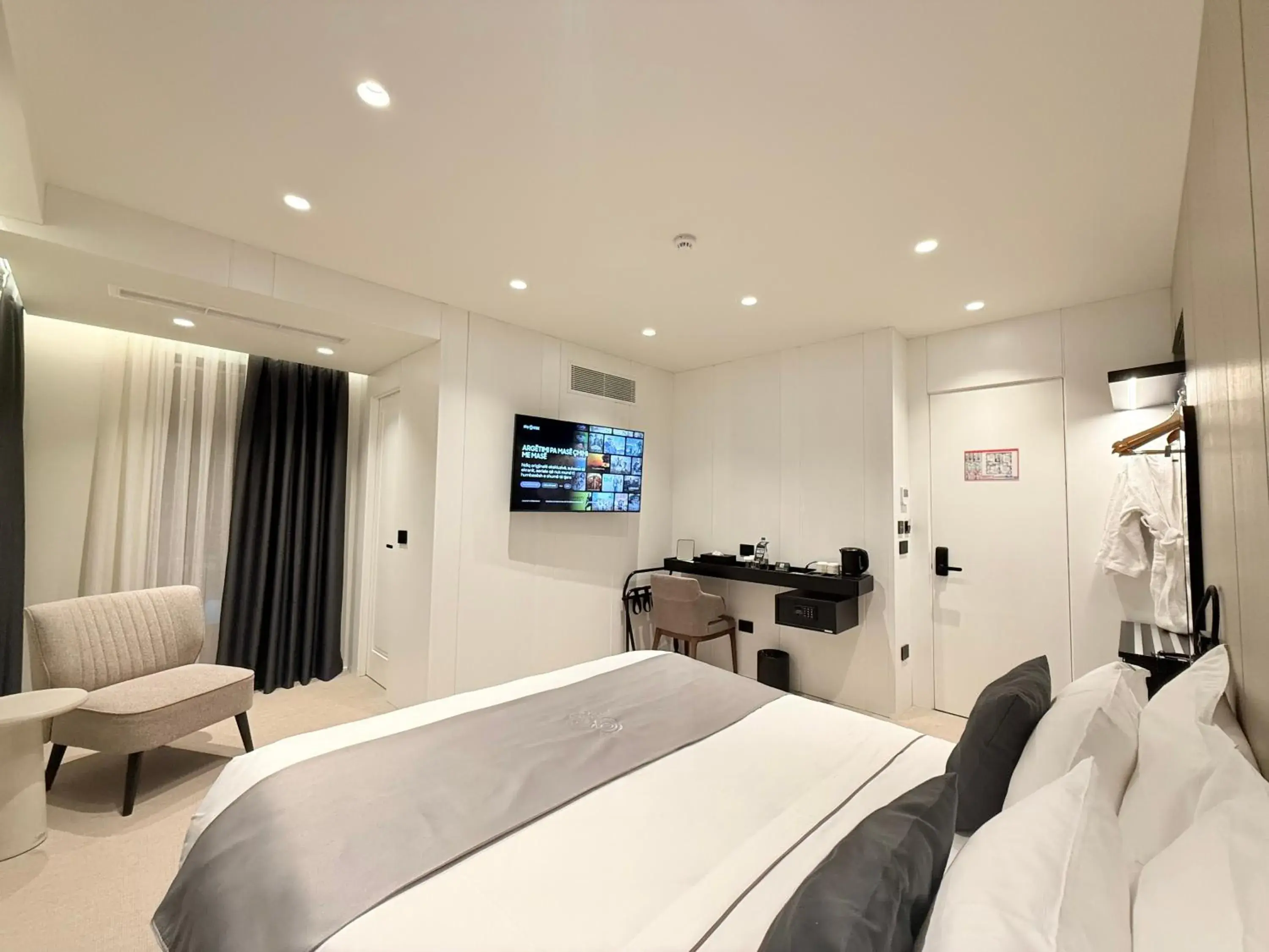 Deluxe King Room in Central Inn Hotel Deluxe King Room in Central Inn Hotel