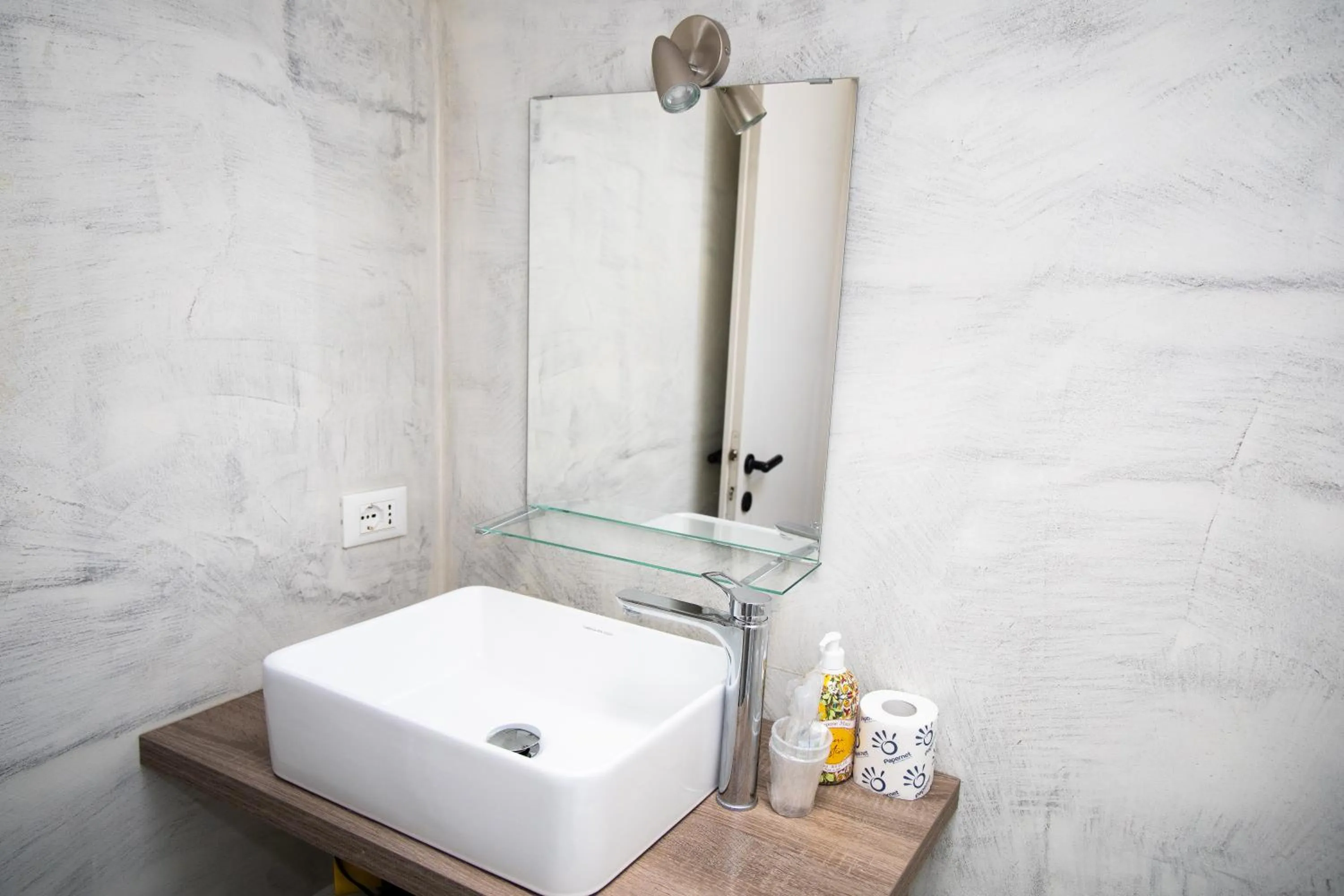 Shower in Hosting Dreams Attics - Duomo