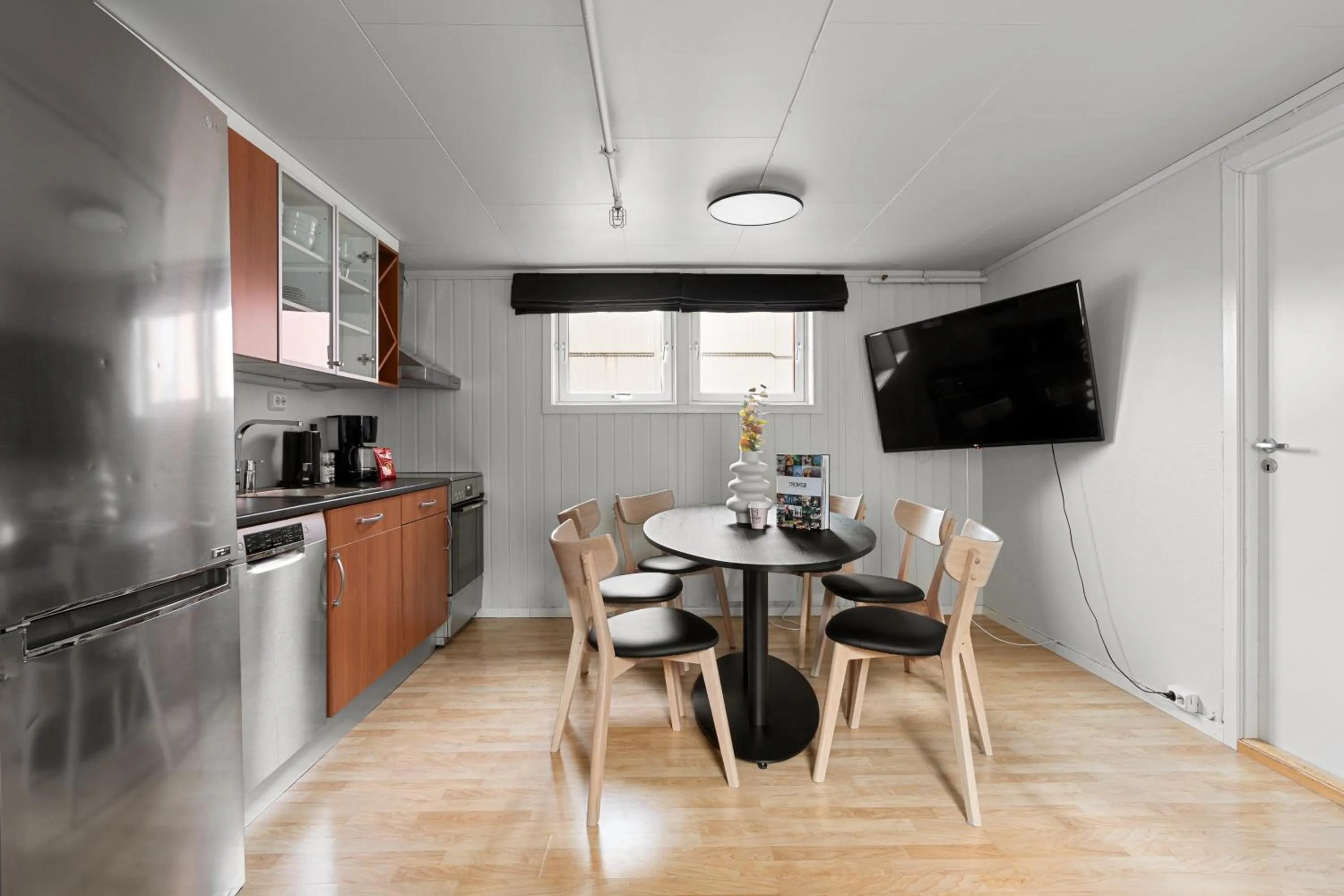 TV and multimedia in Enter Amalie Apartment Hotel