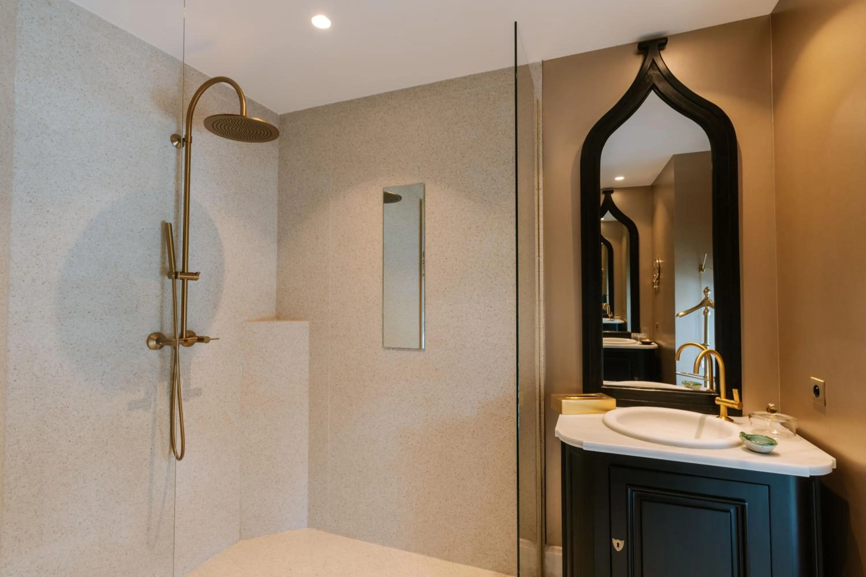 Shower in Château de Théoule