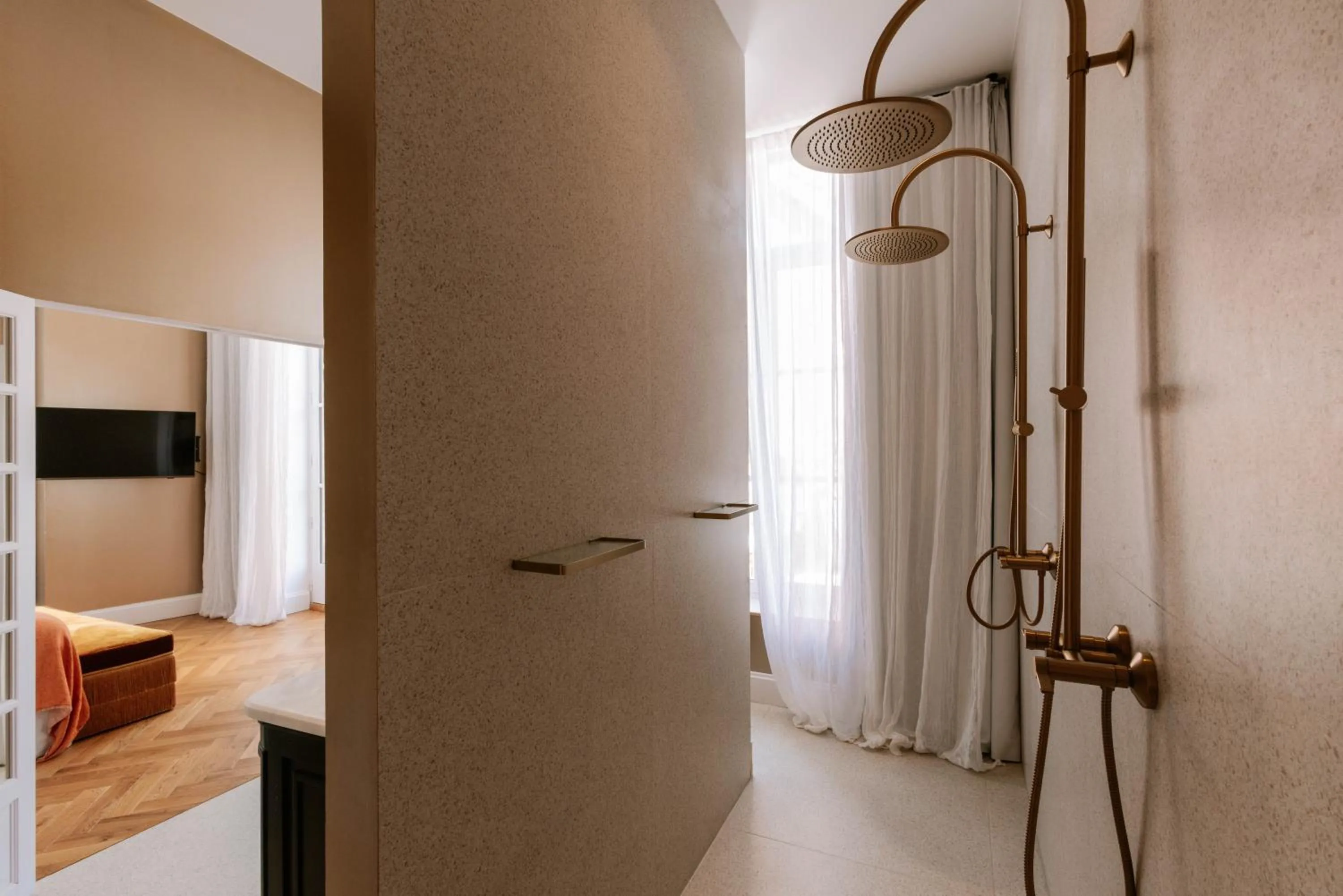 Shower, Bed in Château de Théoule