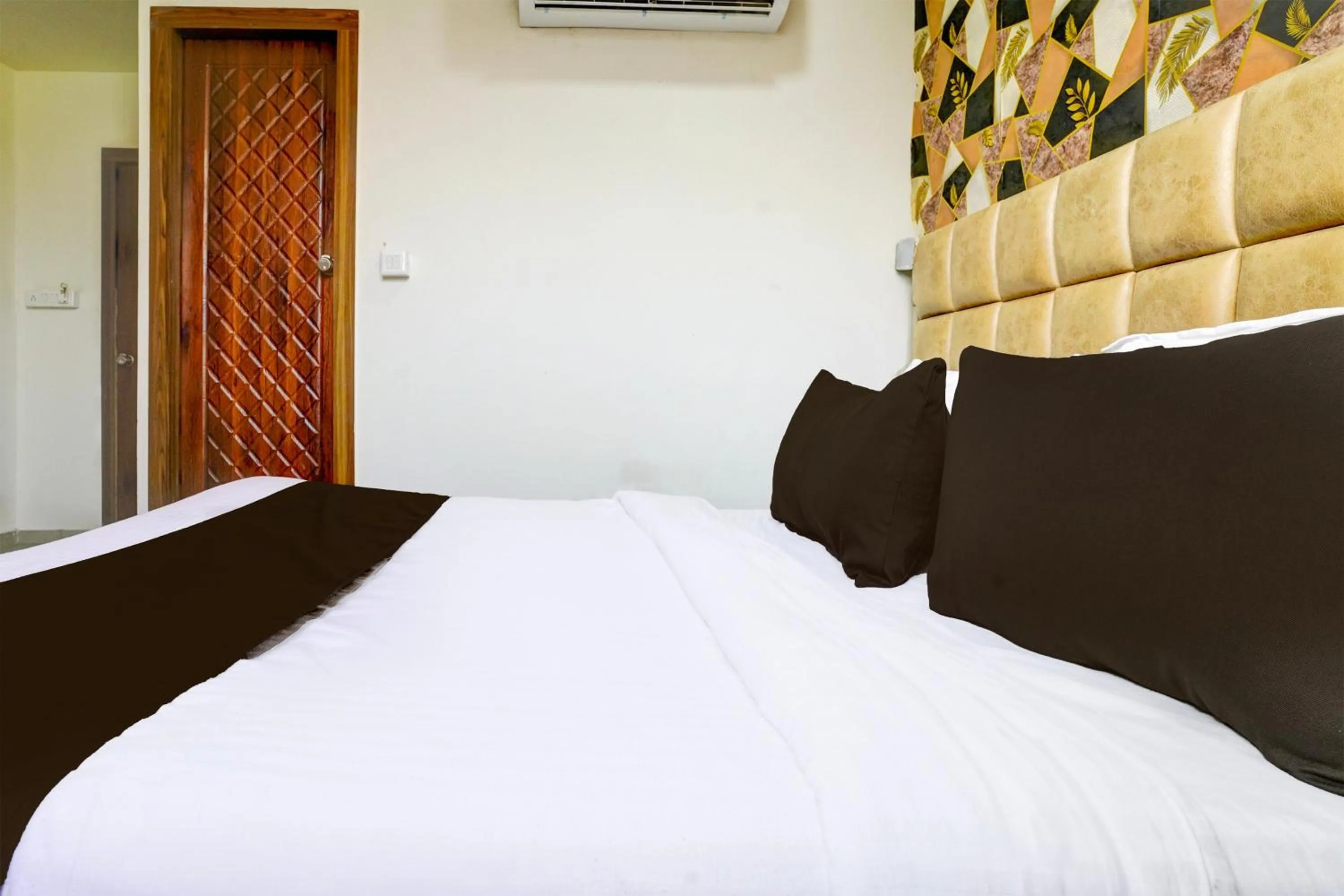 Bedroom, Bed in Hotel O by OYO Angel Park