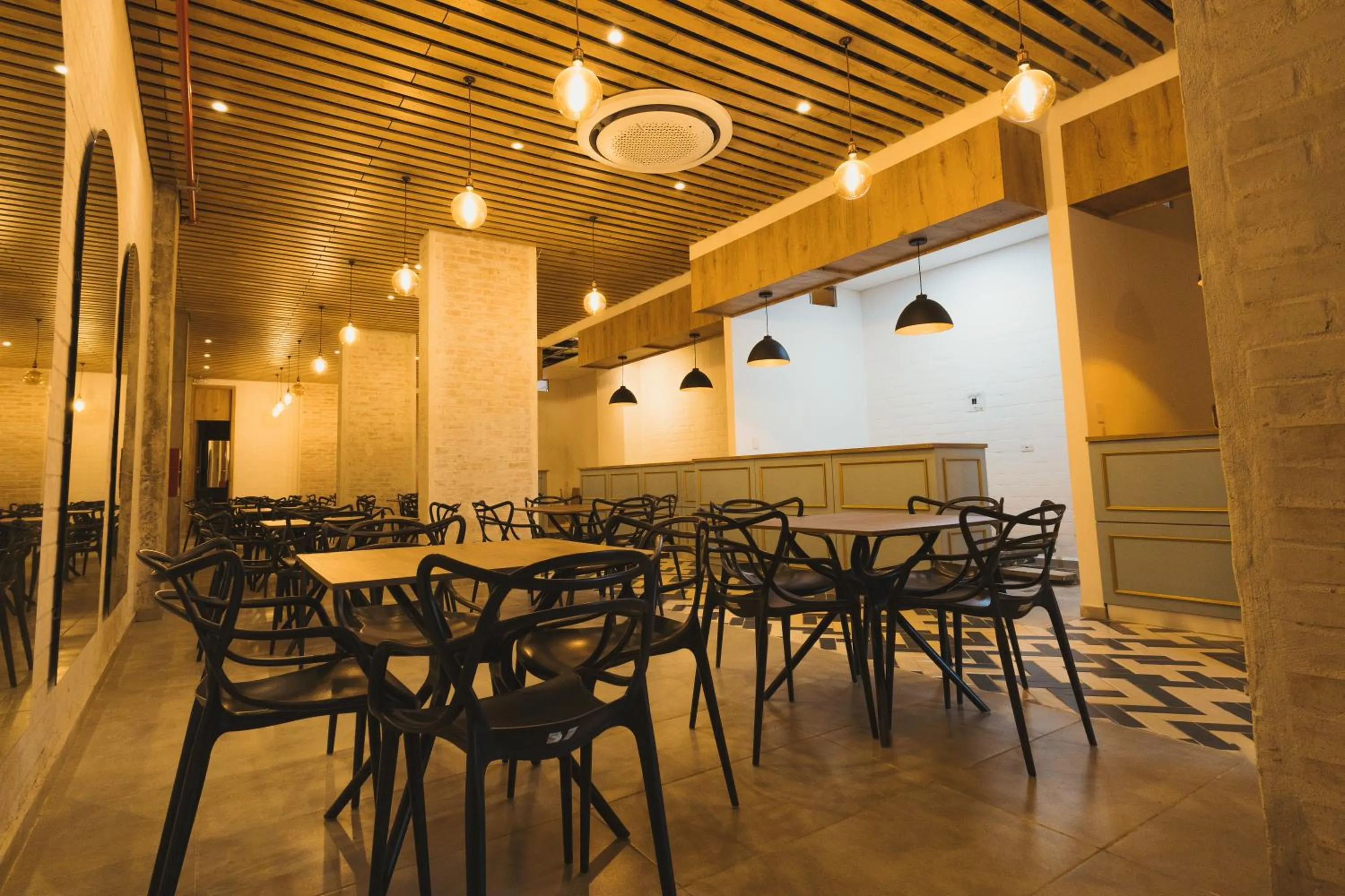 Restaurant/places to eat in Altio Hotel