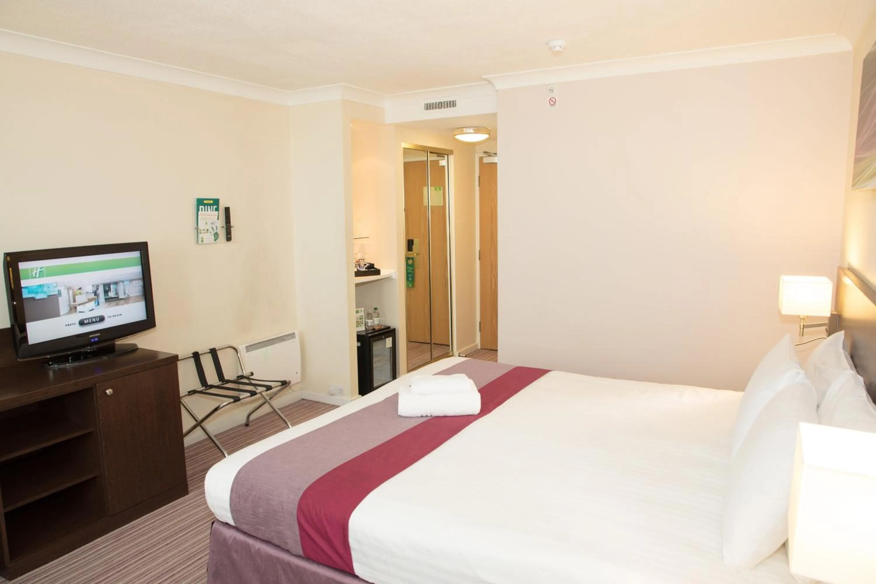 Photo of the whole room, Bed in Holiday Inn Slough Windsor by IHG