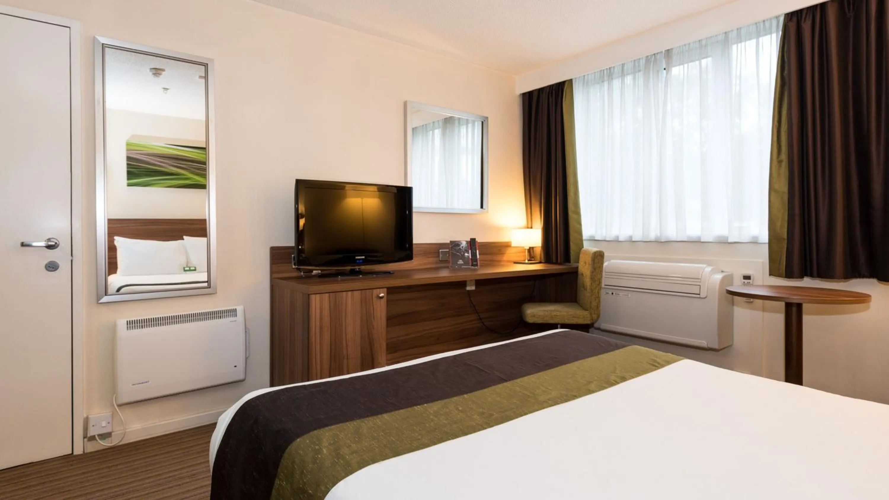 Photo of the whole room, Bed in Holiday Inn Slough Windsor by IHG