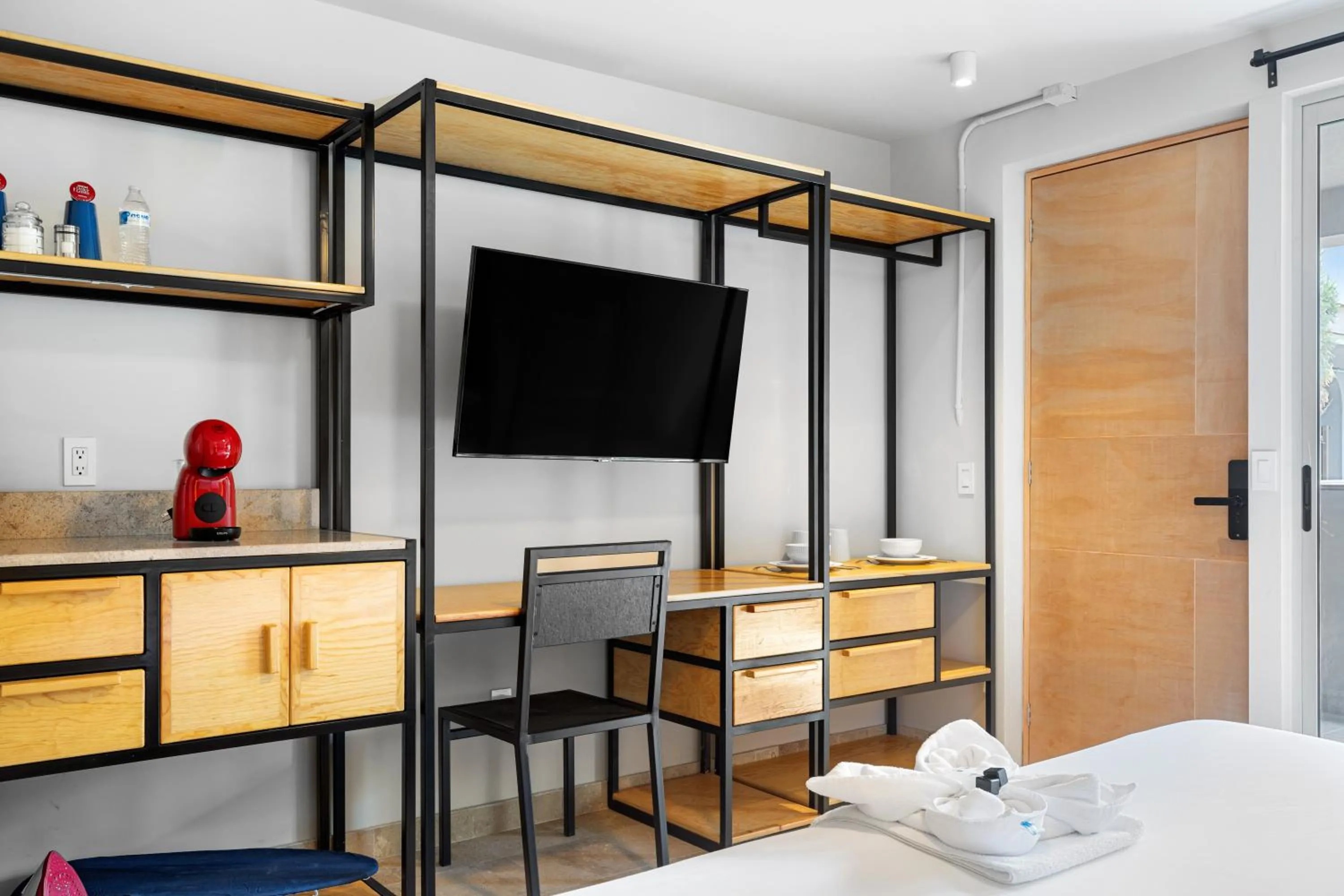 TV and multimedia, Bed in Hacienda Santa Barbara by Homi Rent