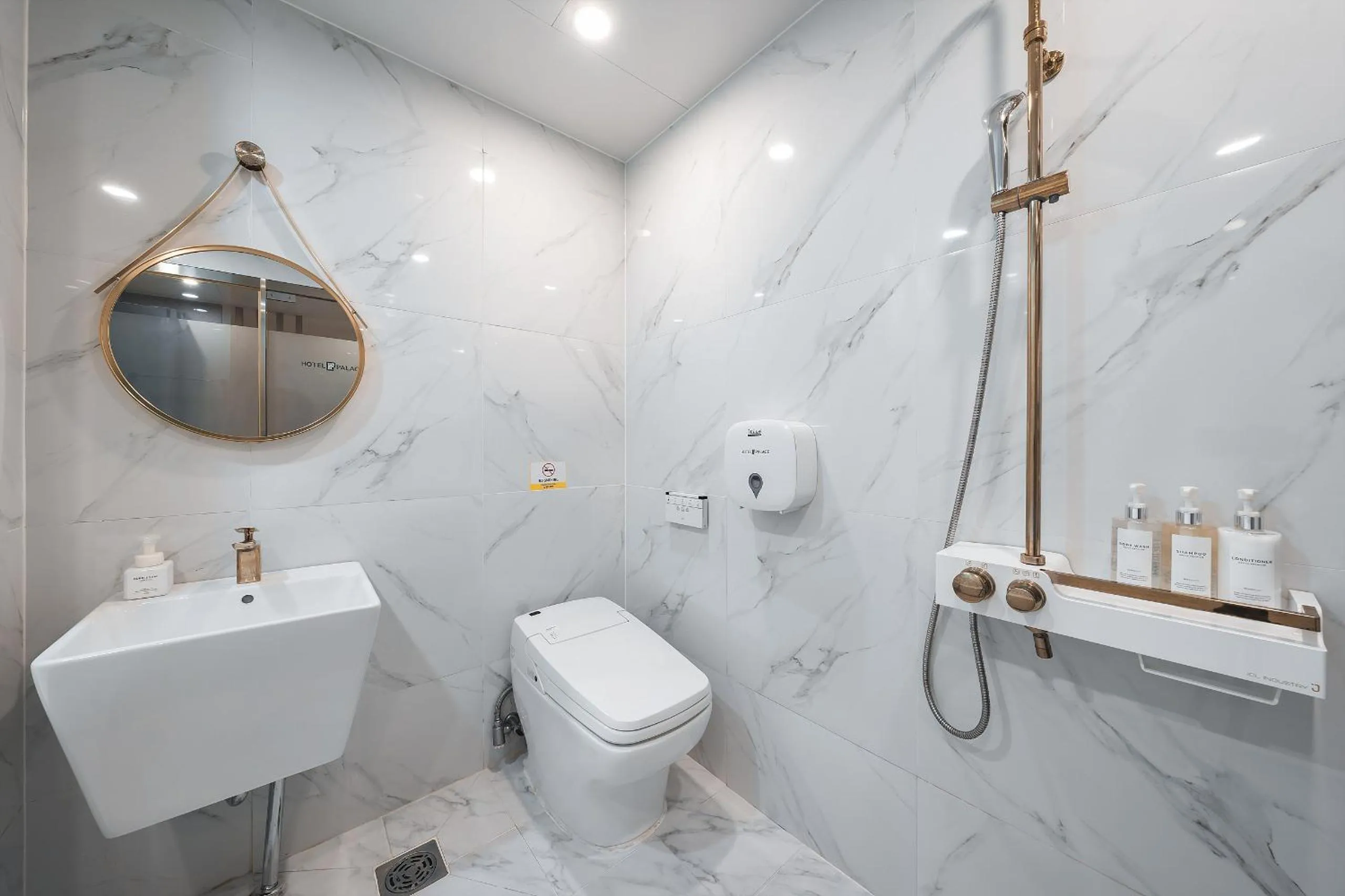 Shower in Hotel Palace Gyeongju