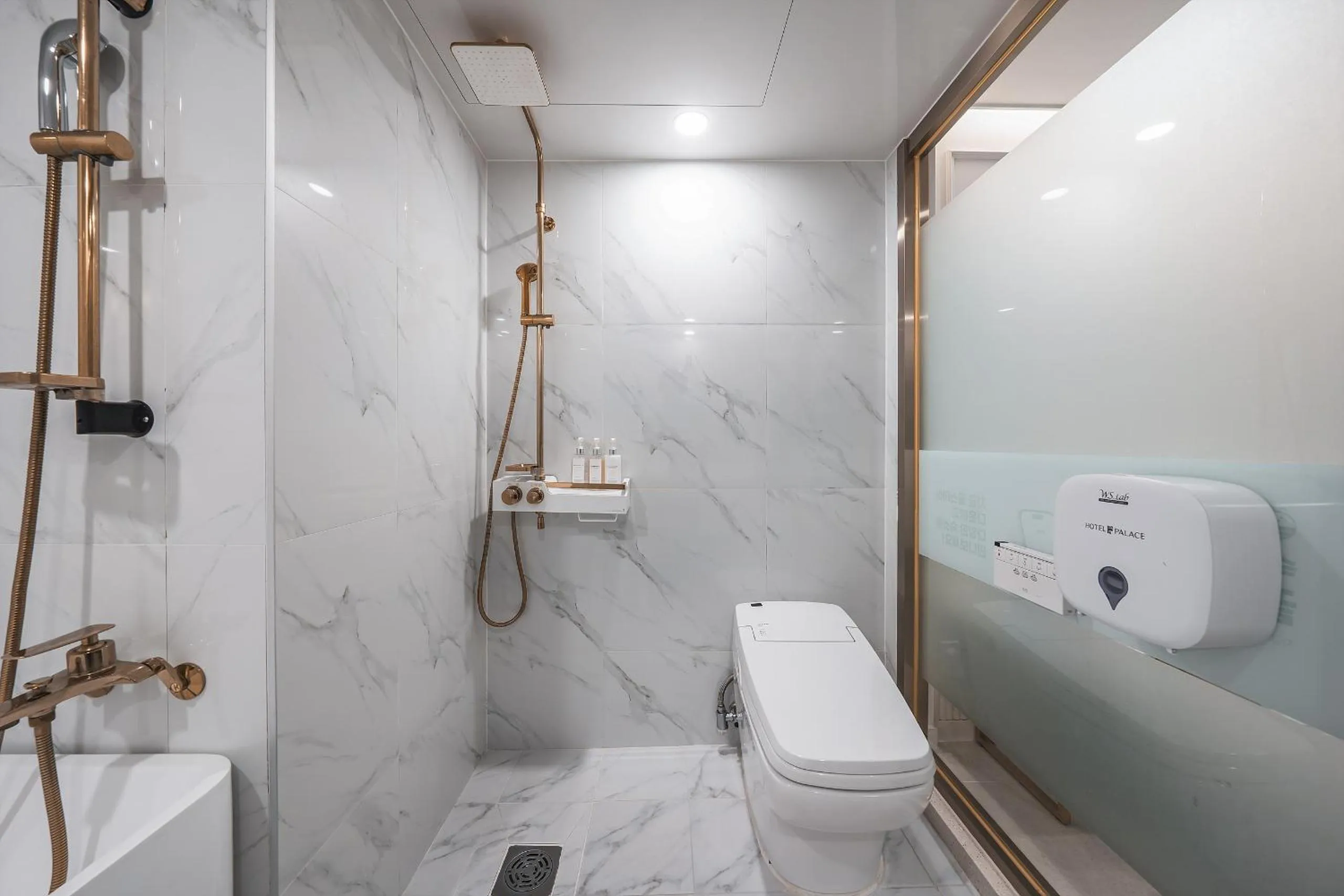 Shower in Hotel Palace Gyeongju