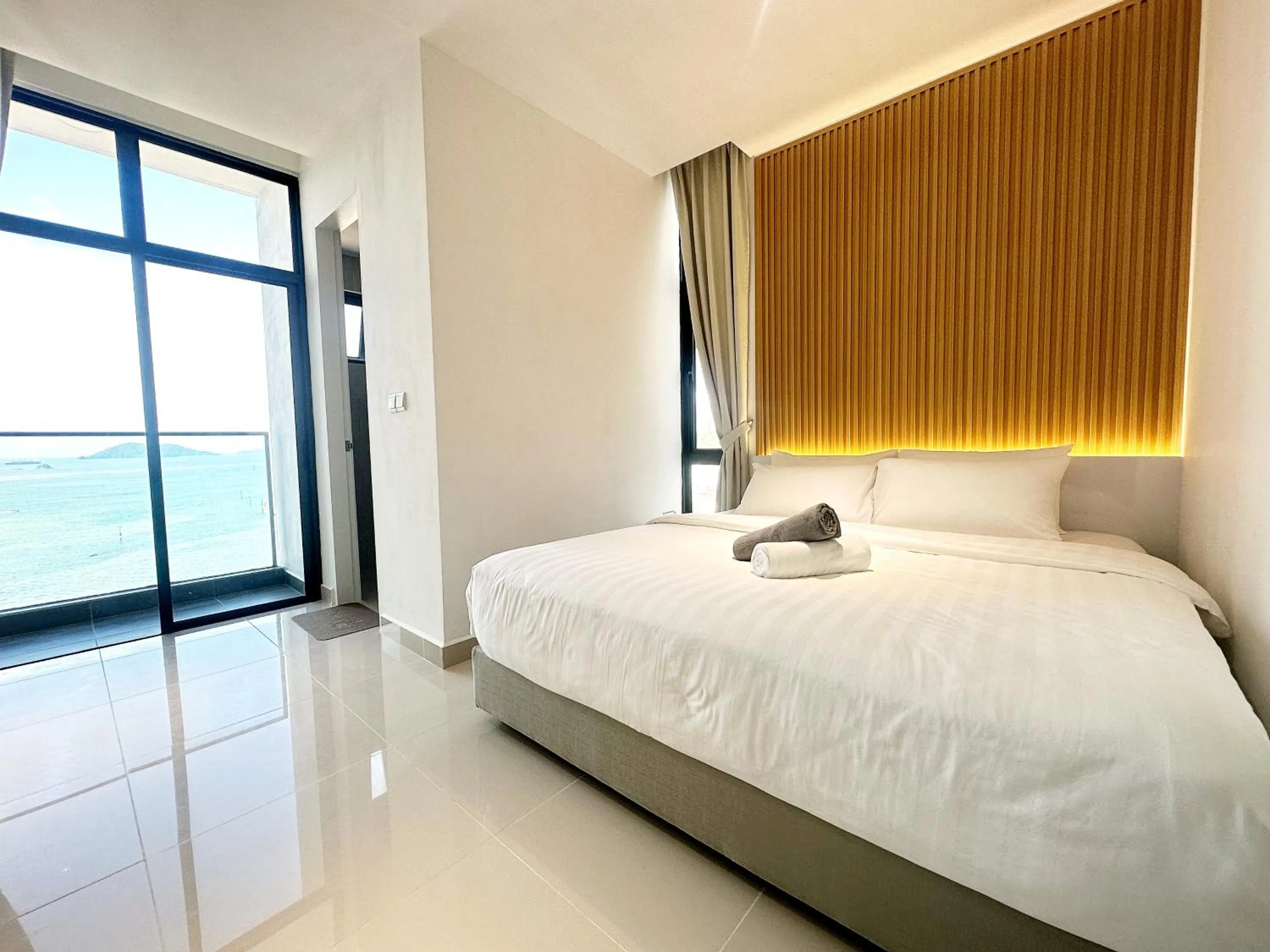 Bed in The Shore Kota Kinabalu City Centre by LW Suites