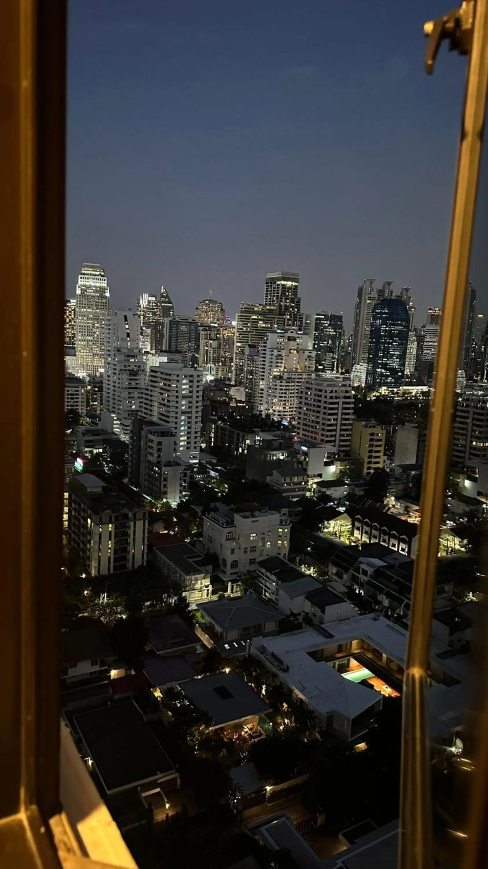 City view in Omni Tower Cozy Apartments by Direct Rooms