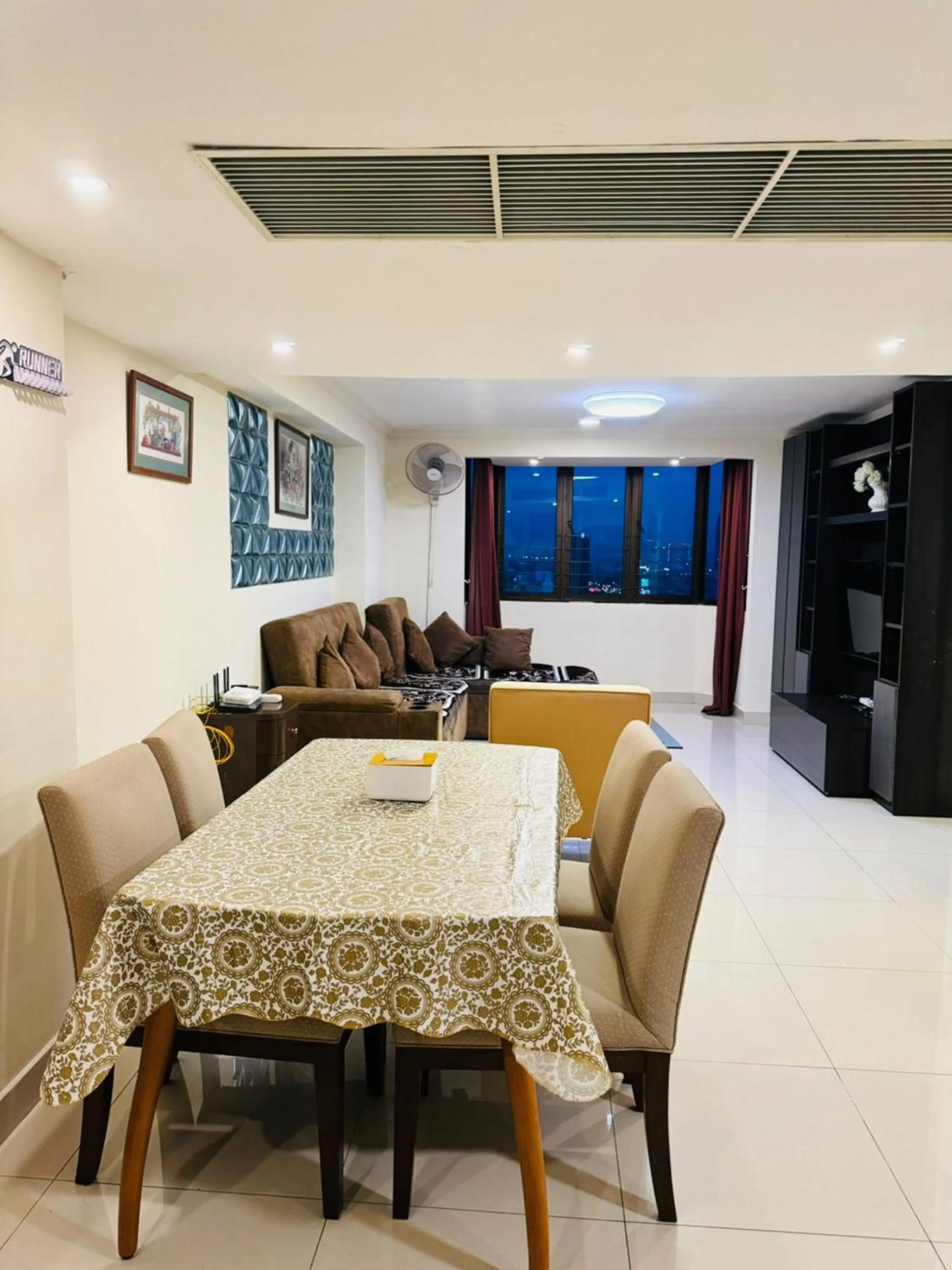 Living room in Omni Tower Cozy Apartments by Direct Rooms