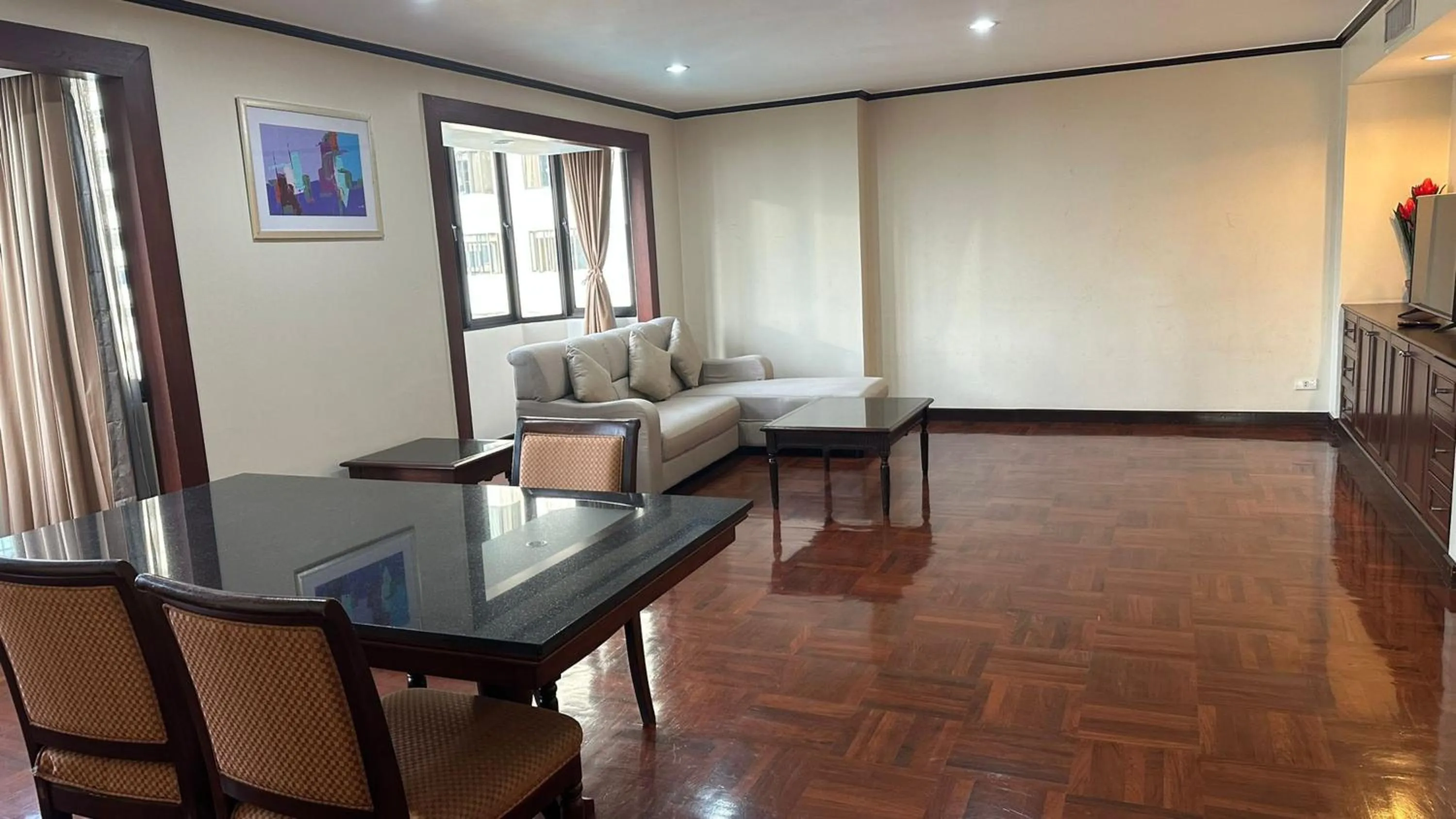 Living room in Omni Tower Cozy Apartments by Direct Rooms