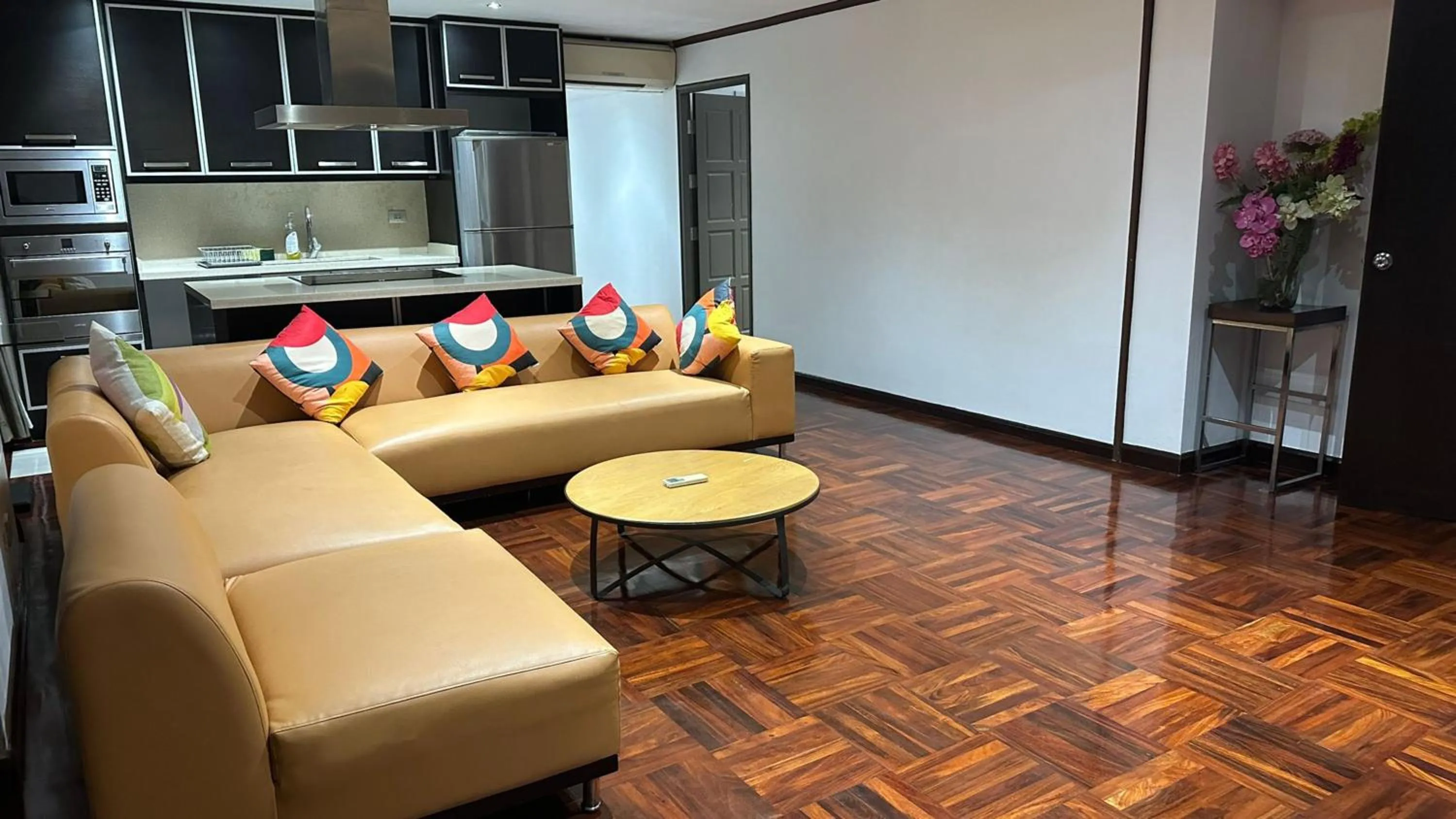 Living room in Omni Tower Cozy Apartments by Direct Rooms