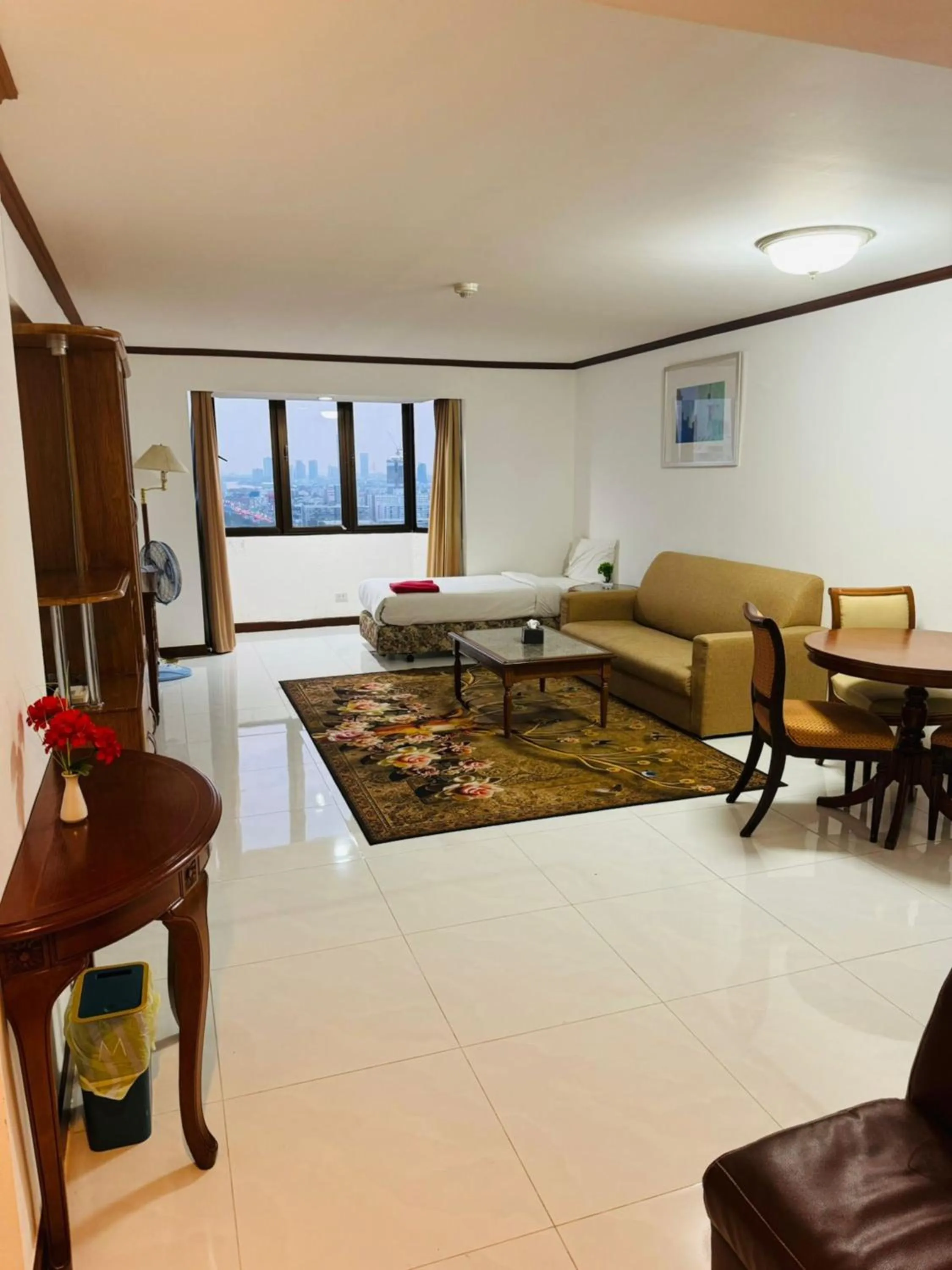 Living room in Omni Tower Cozy Apartments by Direct Rooms