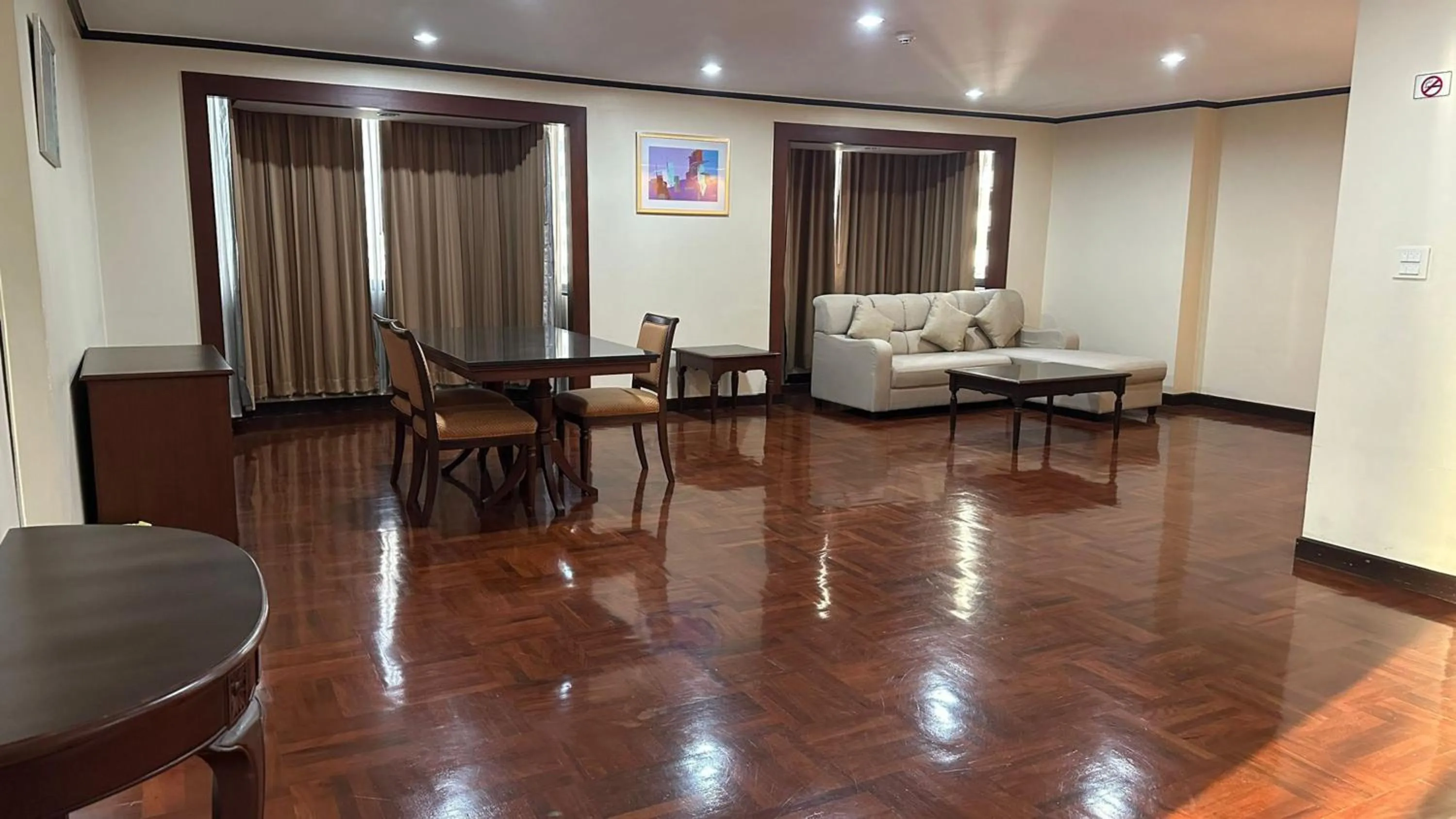 Living room in Omni Tower Cozy Apartments by Direct Rooms