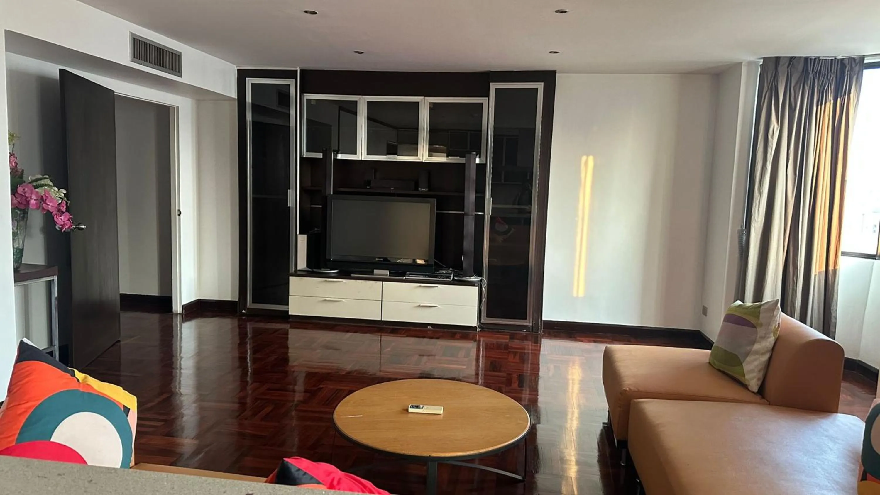 Living room in Omni Tower Cozy Apartments by Direct Rooms