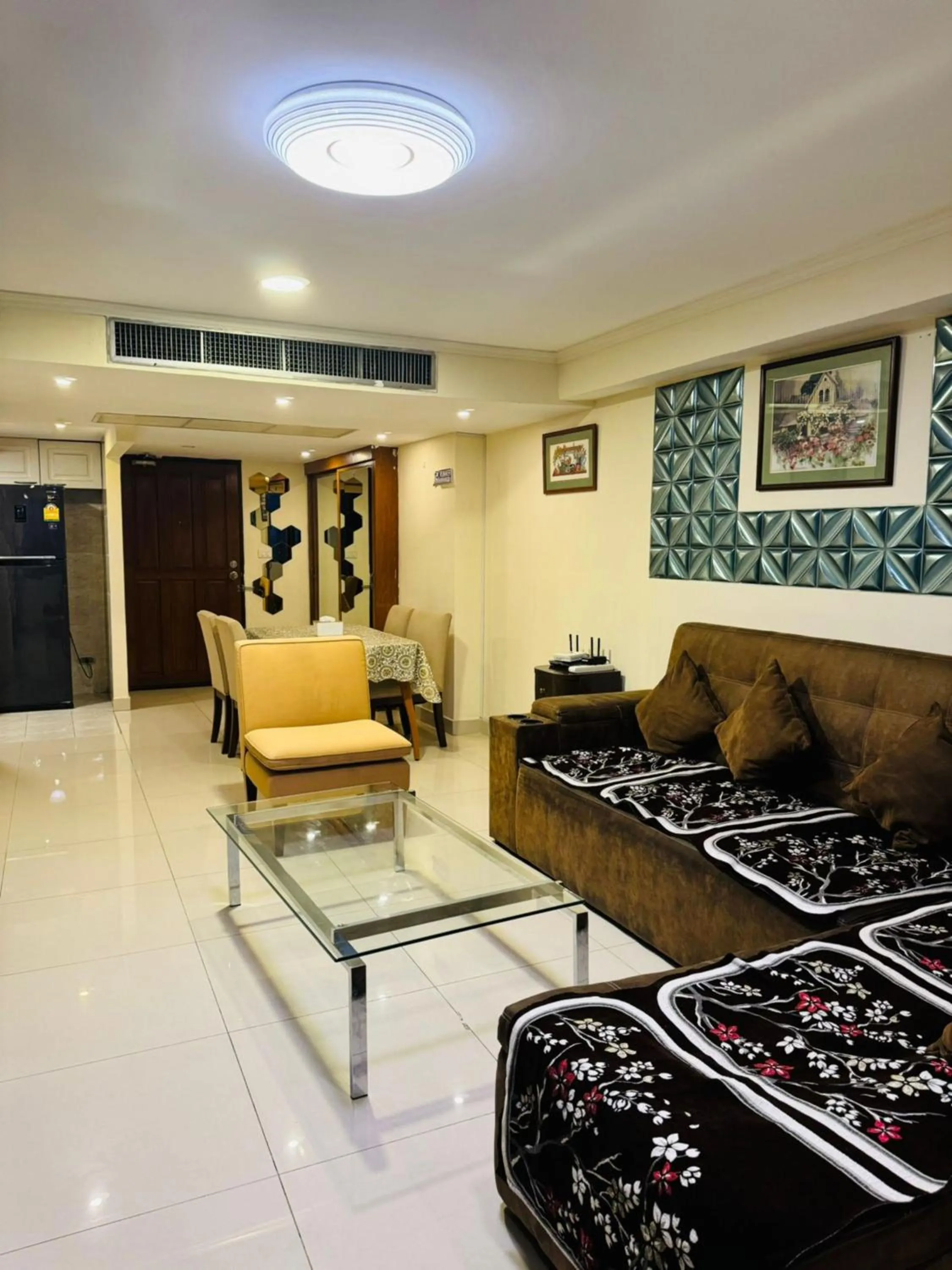 Living room in Omni Tower Cozy Apartments by Direct Rooms