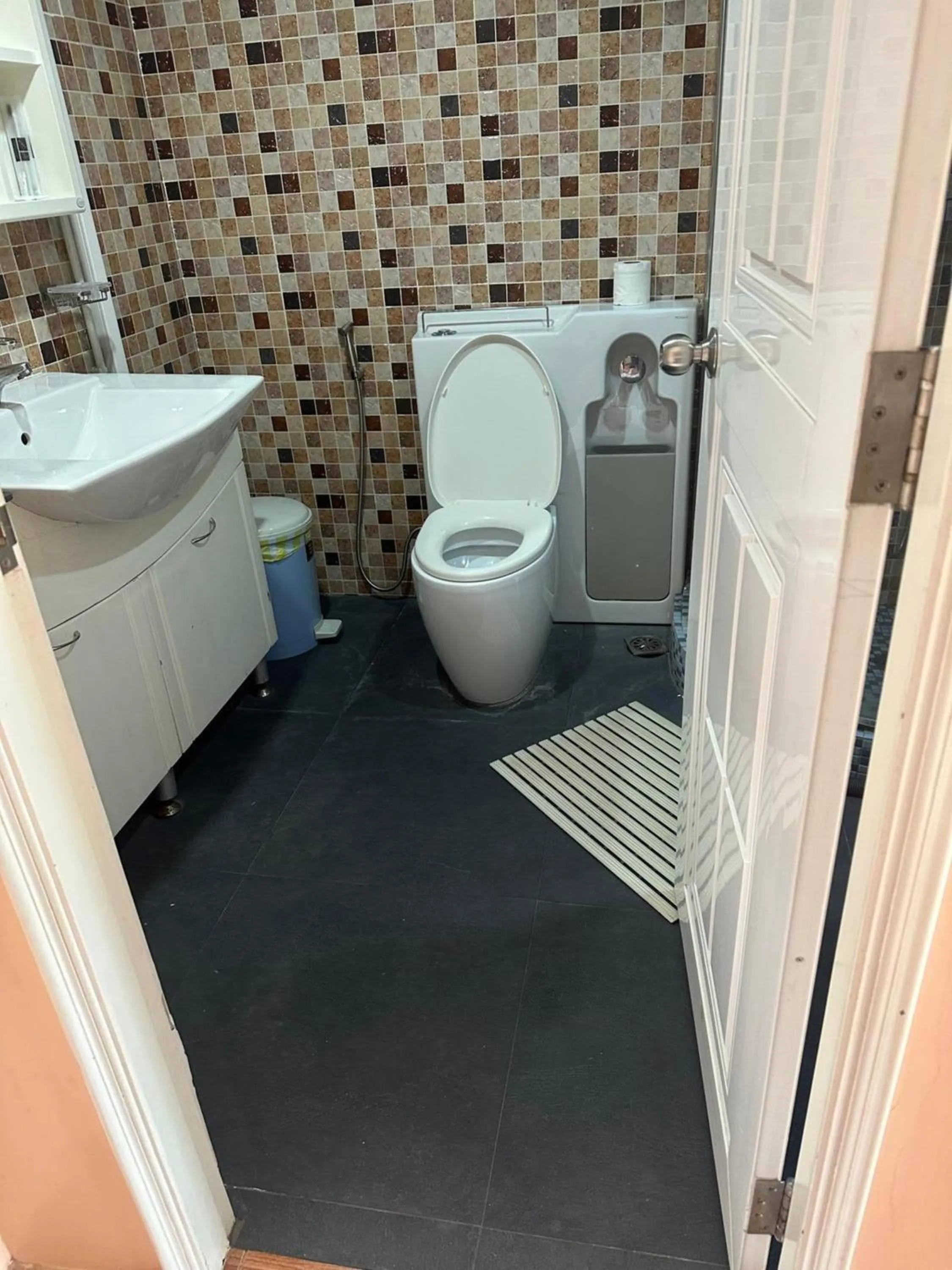 Toilet in Omni Tower Cozy Apartments by Direct Rooms