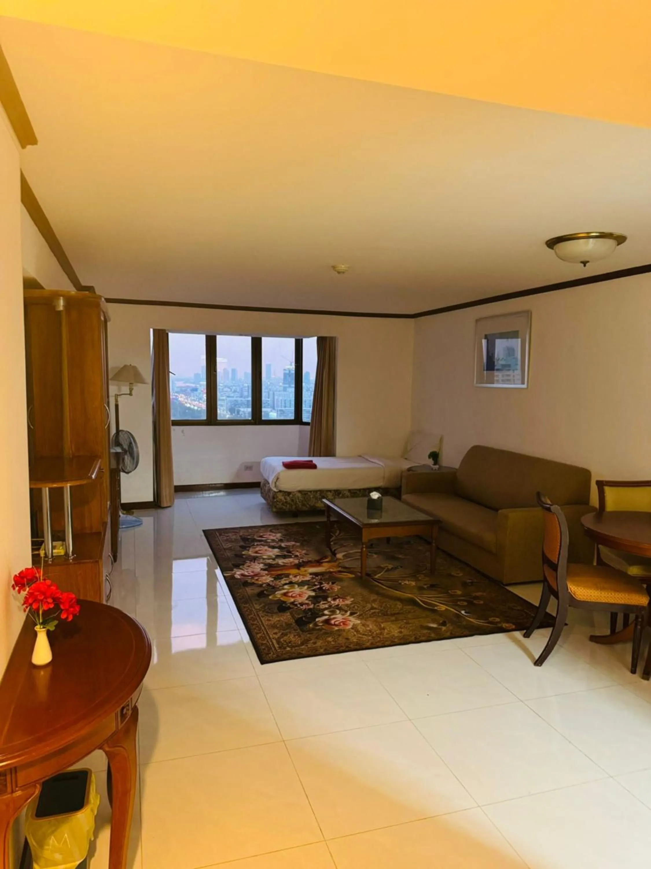 Living room in Omni Tower Cozy Apartments by Direct Rooms