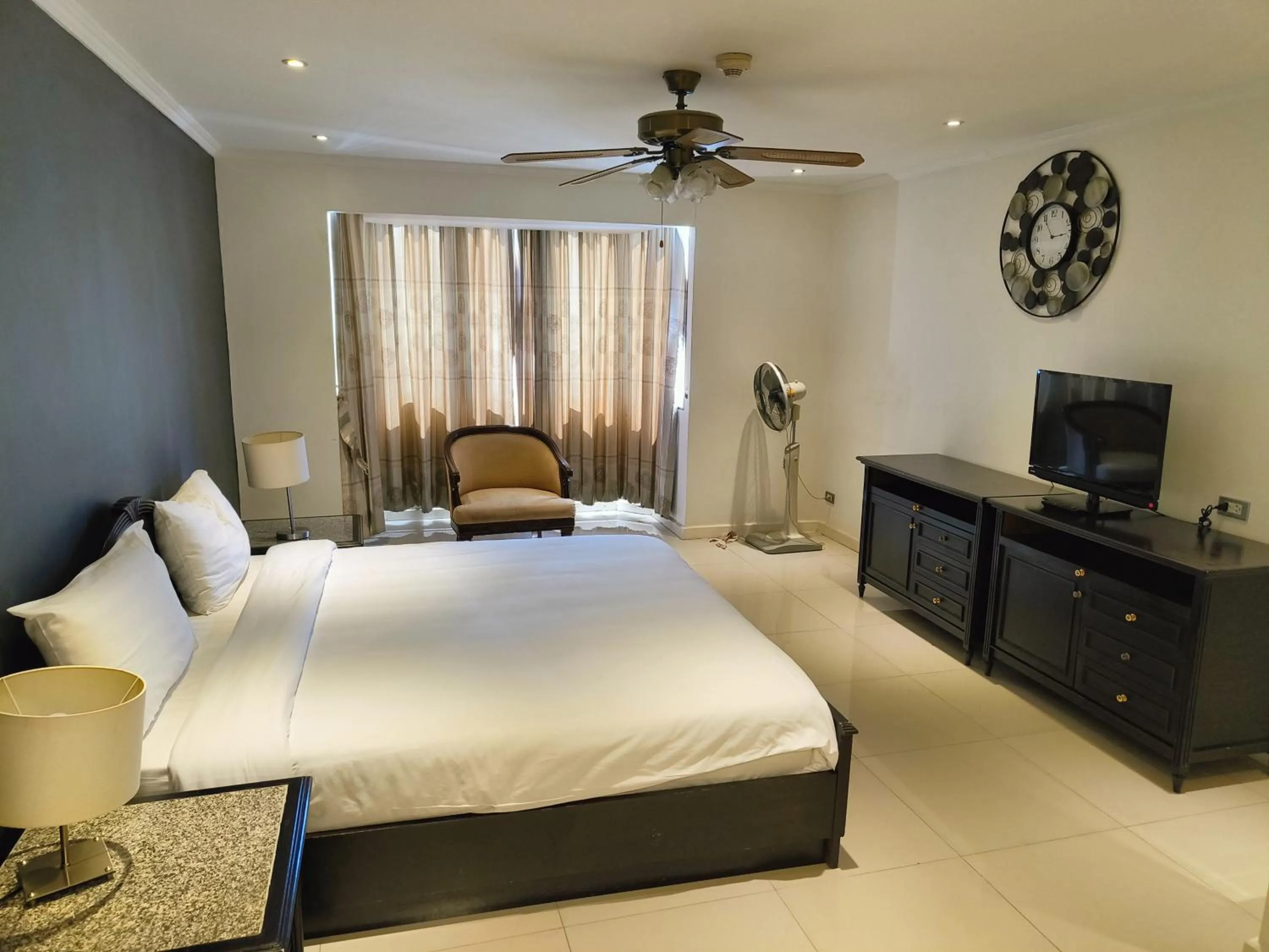 Bed in Omni Tower Cozy Apartments by Direct Rooms