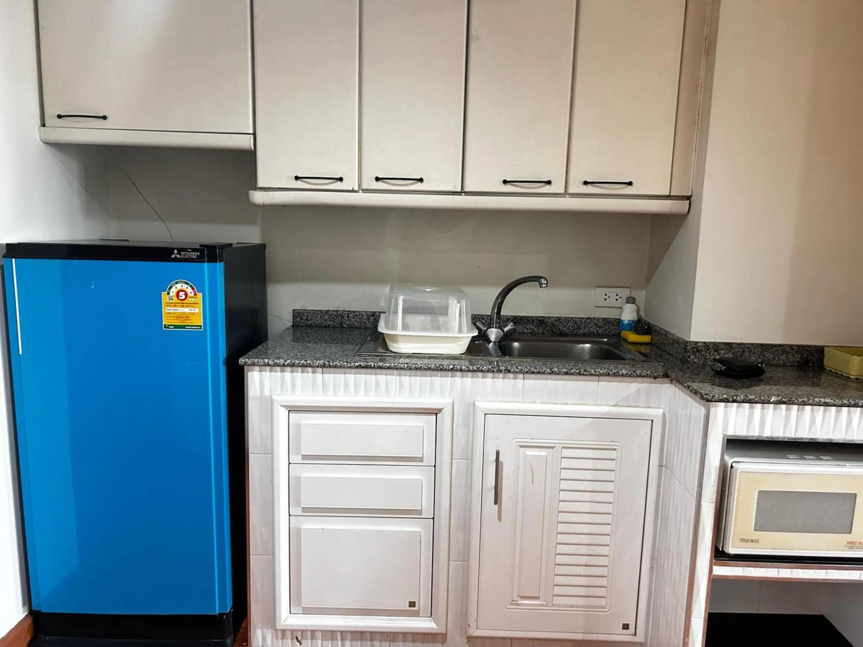 microwave in Omni Tower Cozy Apartments by Direct Rooms