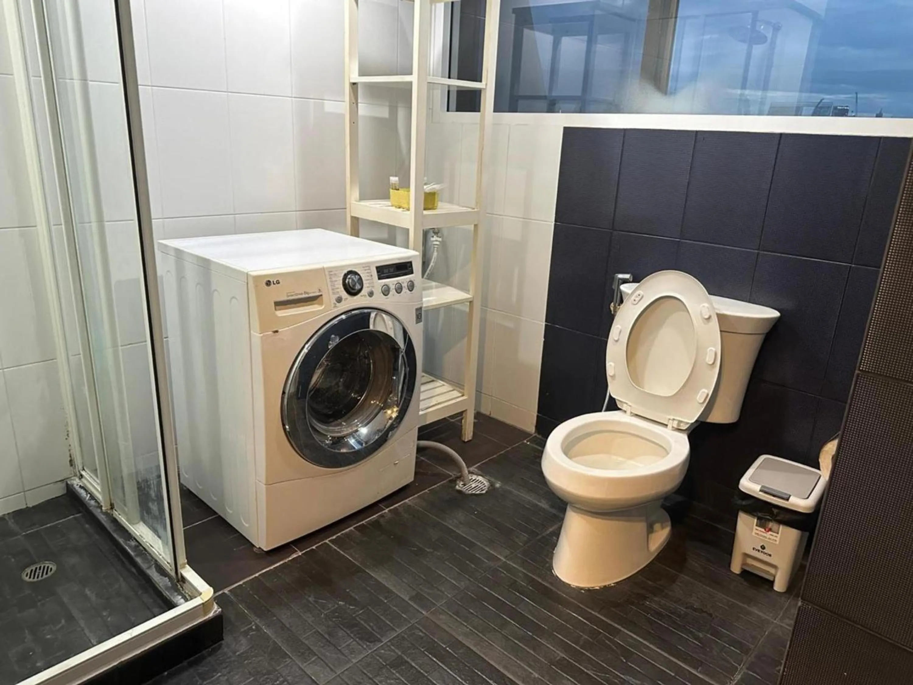 Toilet in Omni Tower Cozy Apartments by Direct Rooms