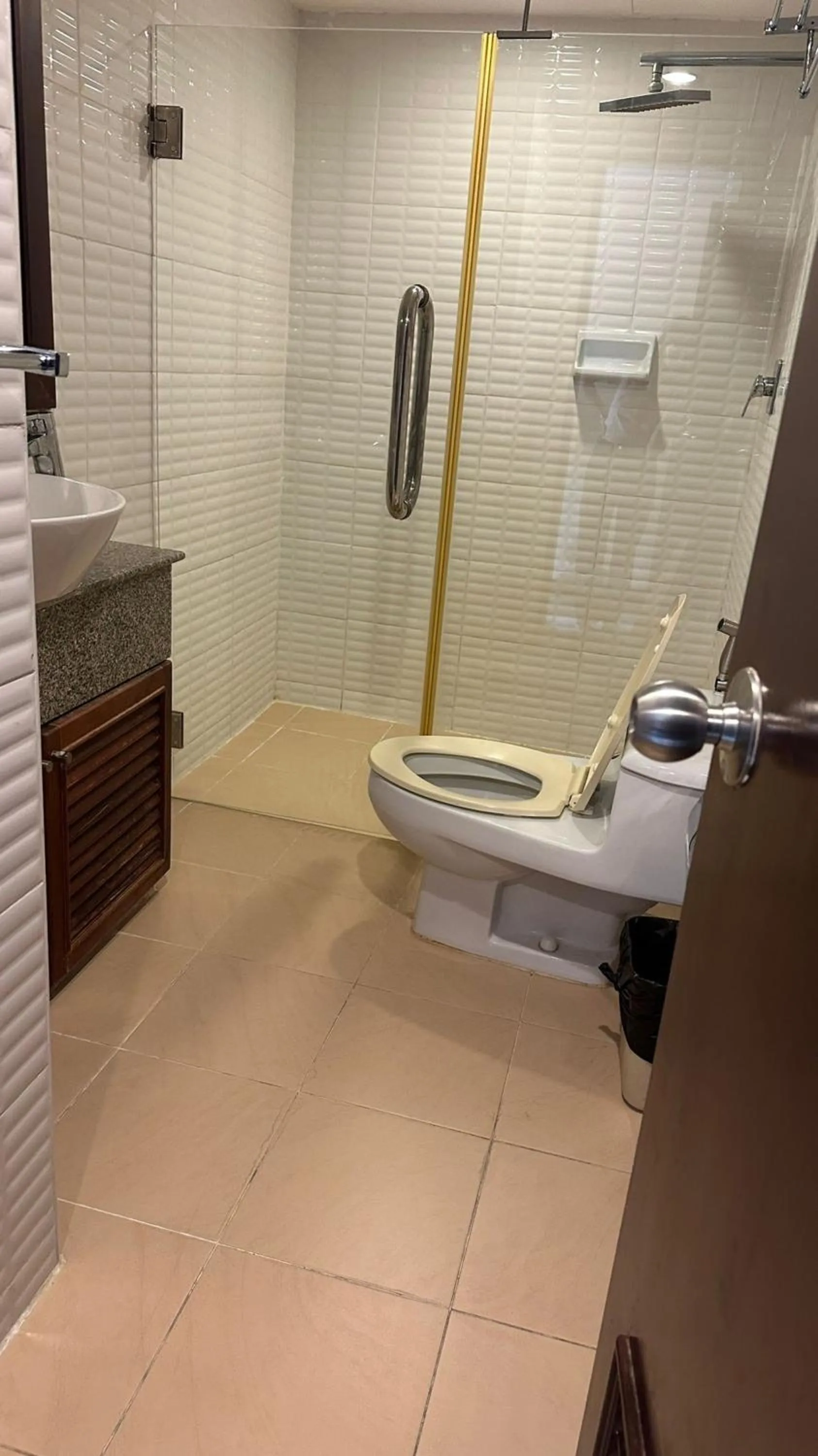 Toilet in Omni Tower Cozy Apartments by Direct Rooms