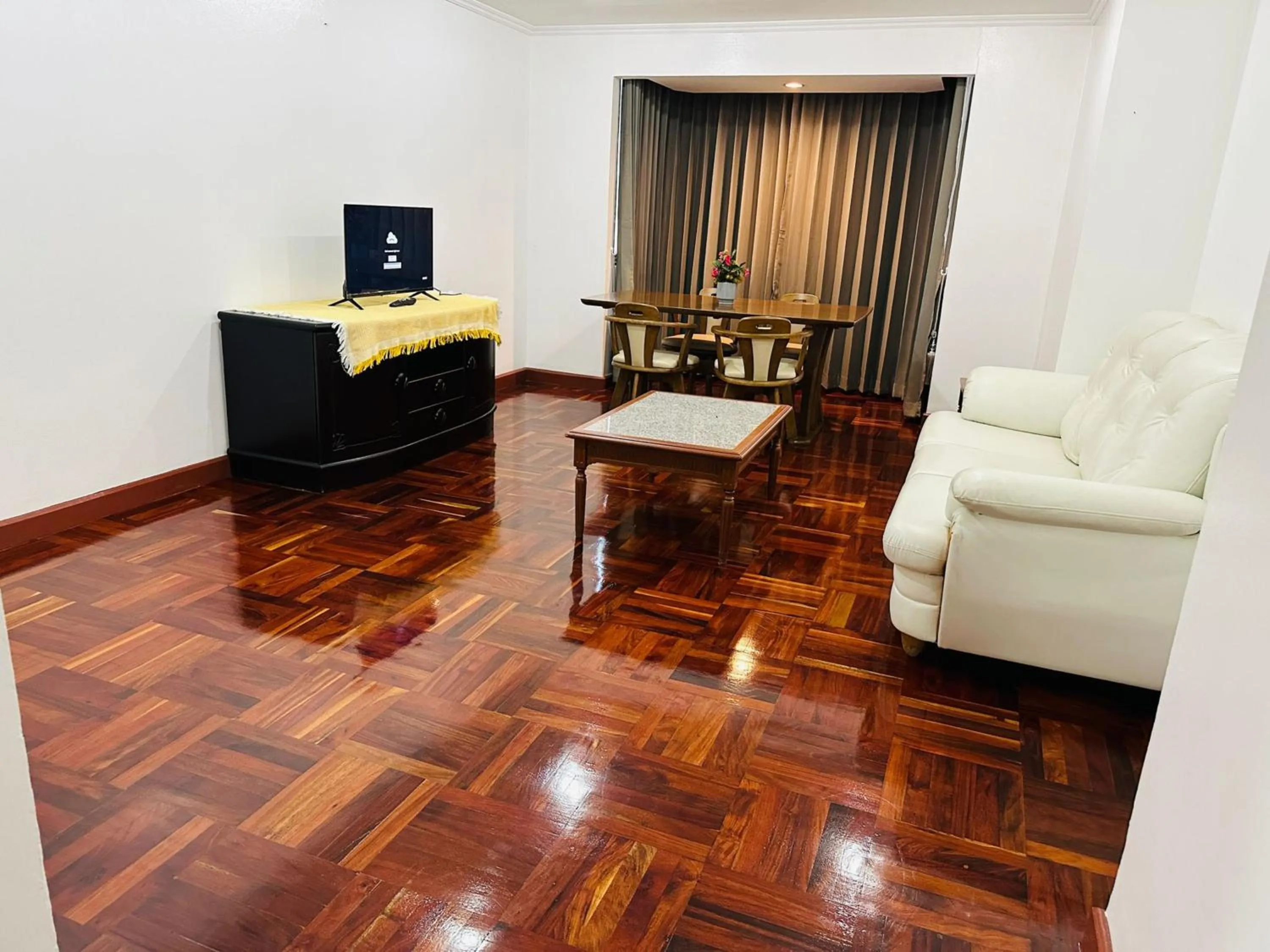 Living room in Omni Tower Cozy Apartments by Direct Rooms