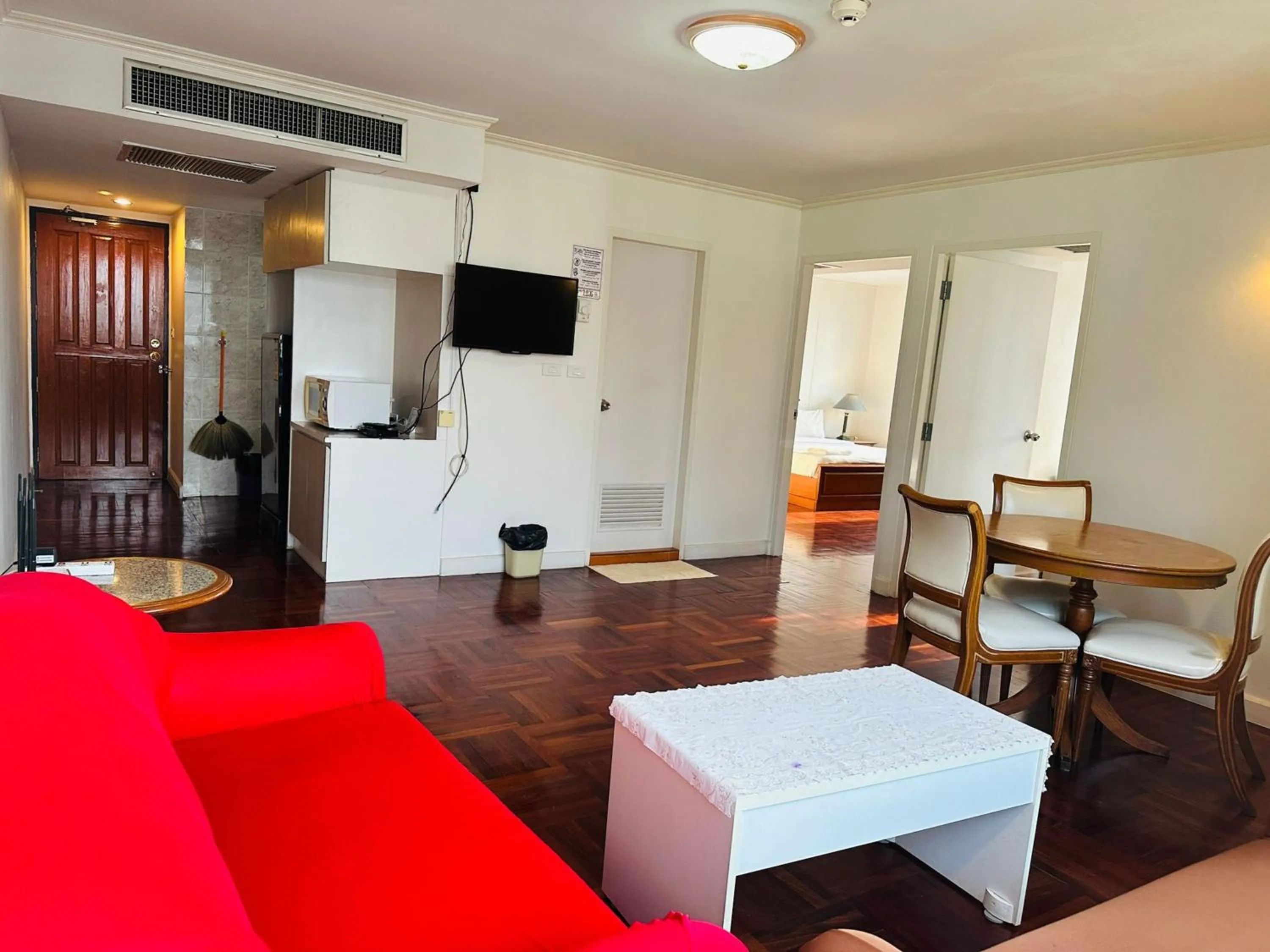 Living room in Omni Tower Cozy Apartments by Direct Rooms