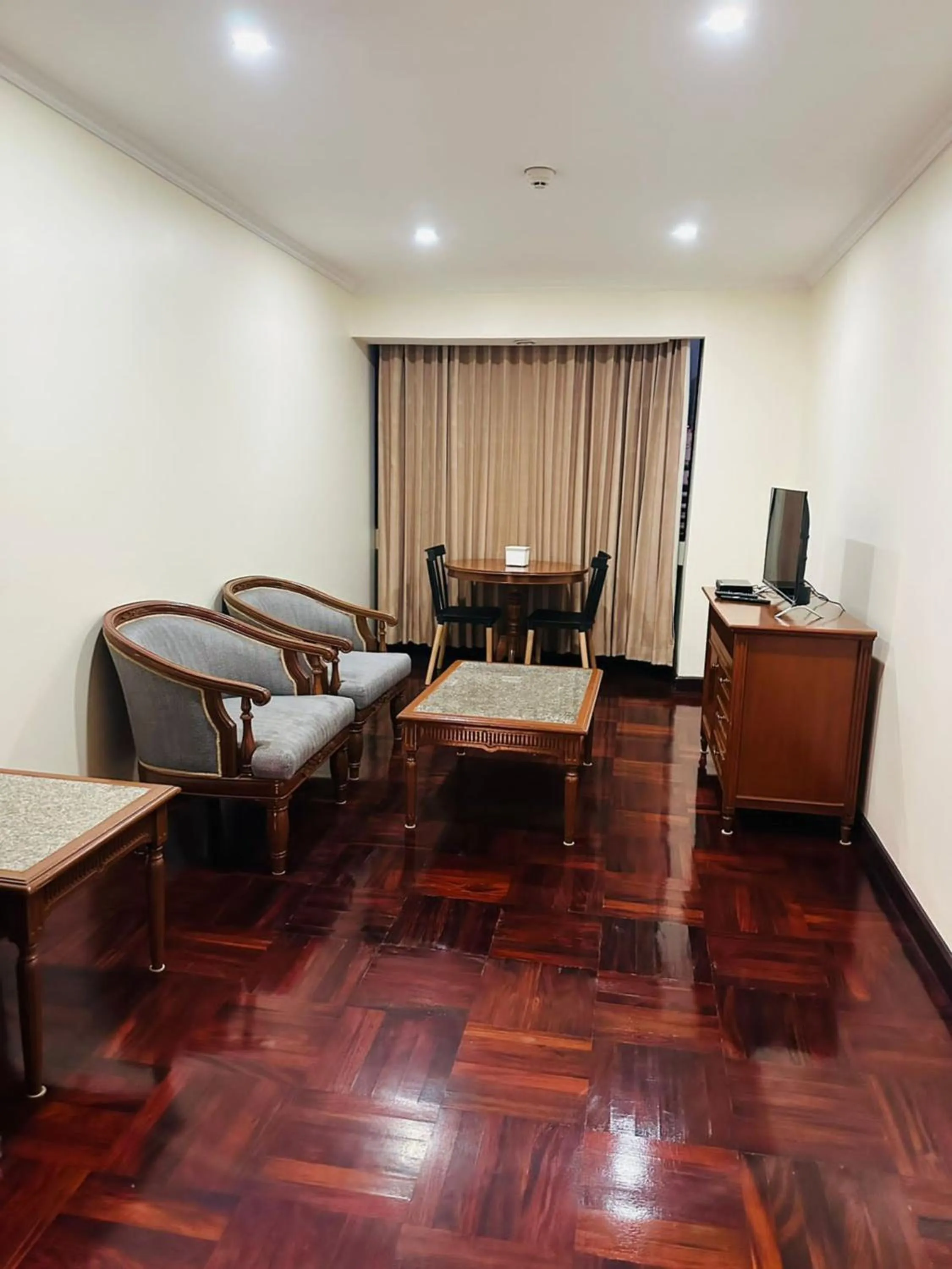 Living room in Omni Tower Cozy Apartments by Direct Rooms