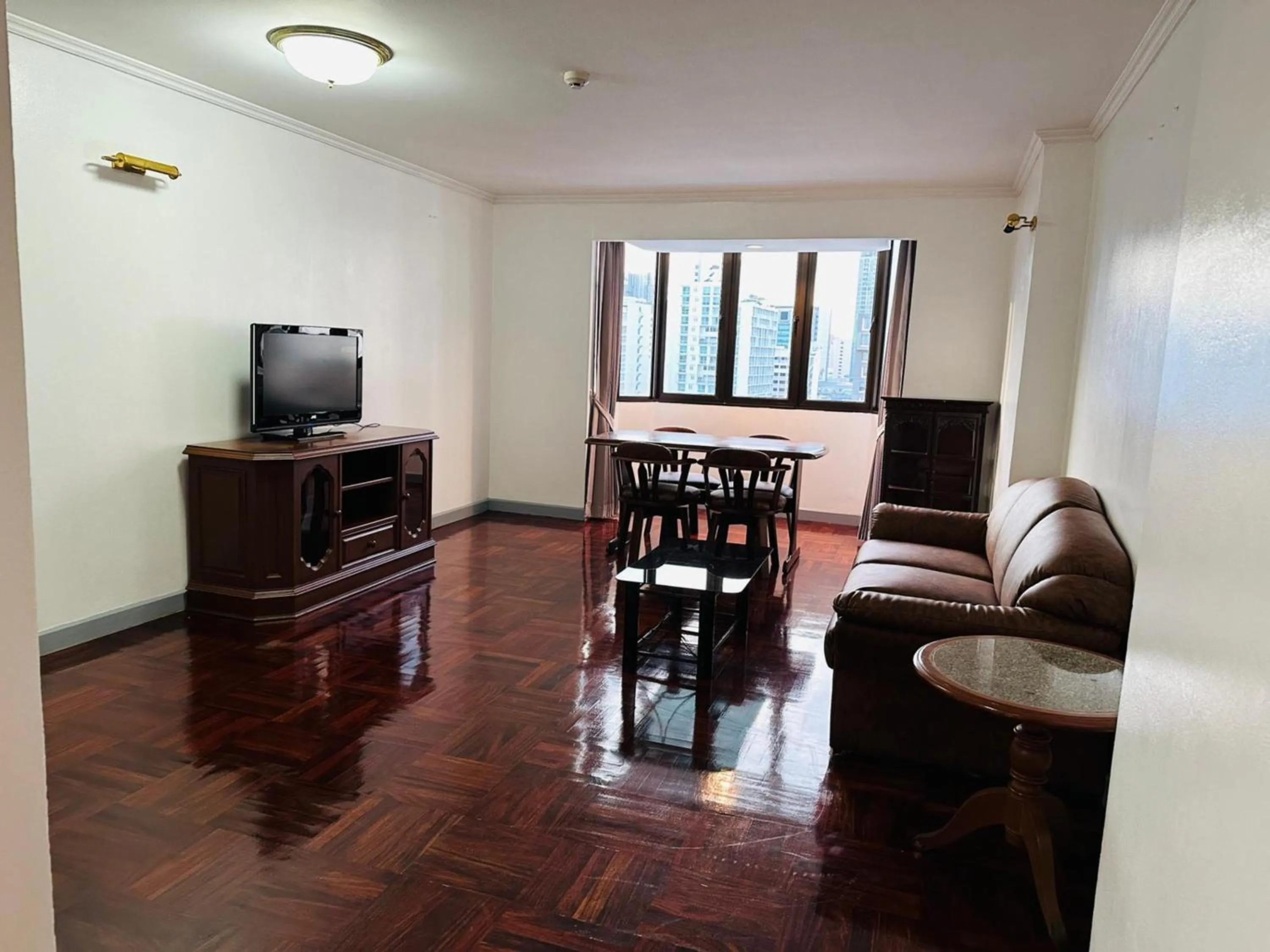 Living room in Omni Tower Cozy Apartments by Direct Rooms