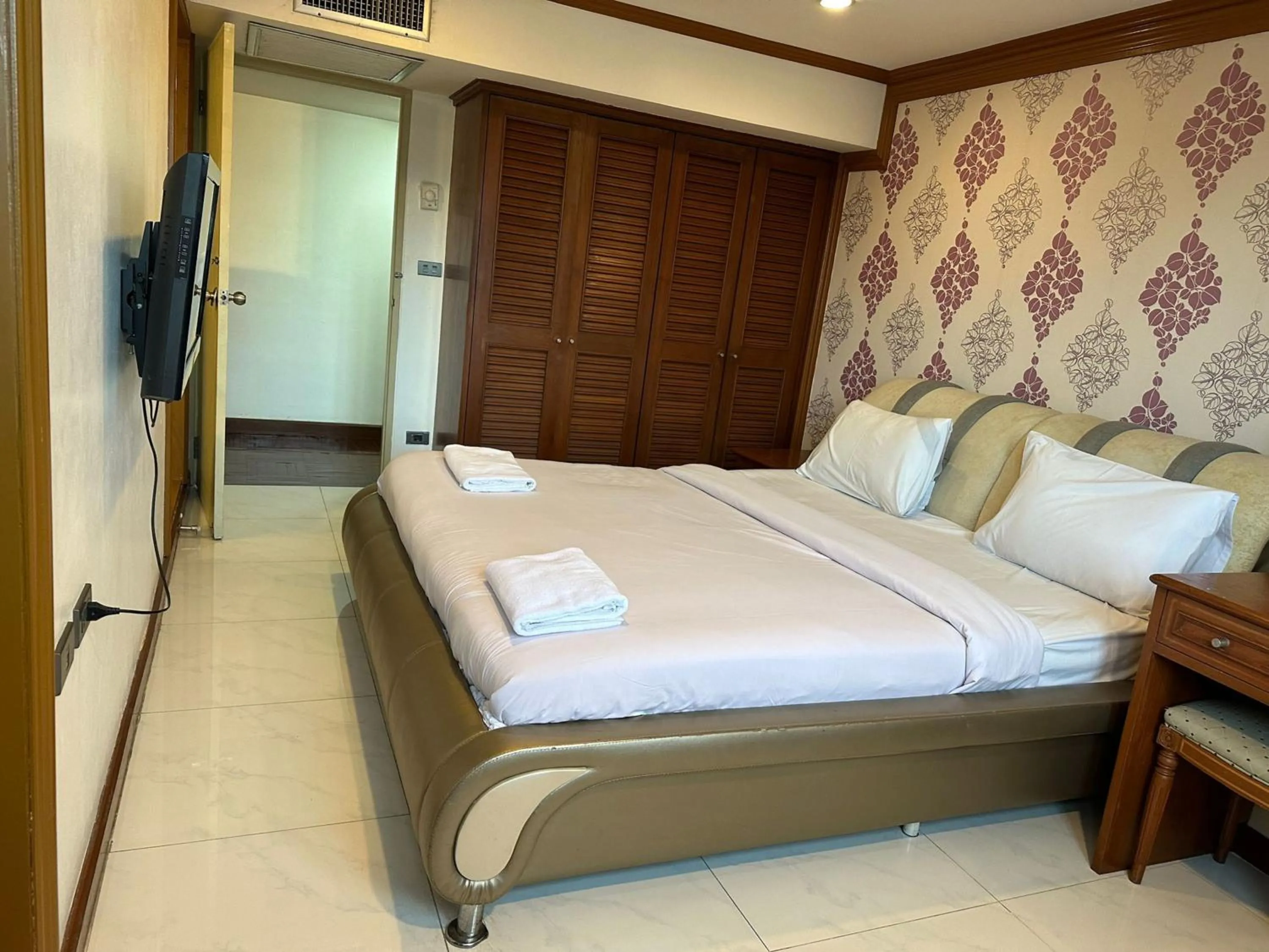 Bedroom, Bed in Omni Tower Cozy Apartments by Direct Rooms