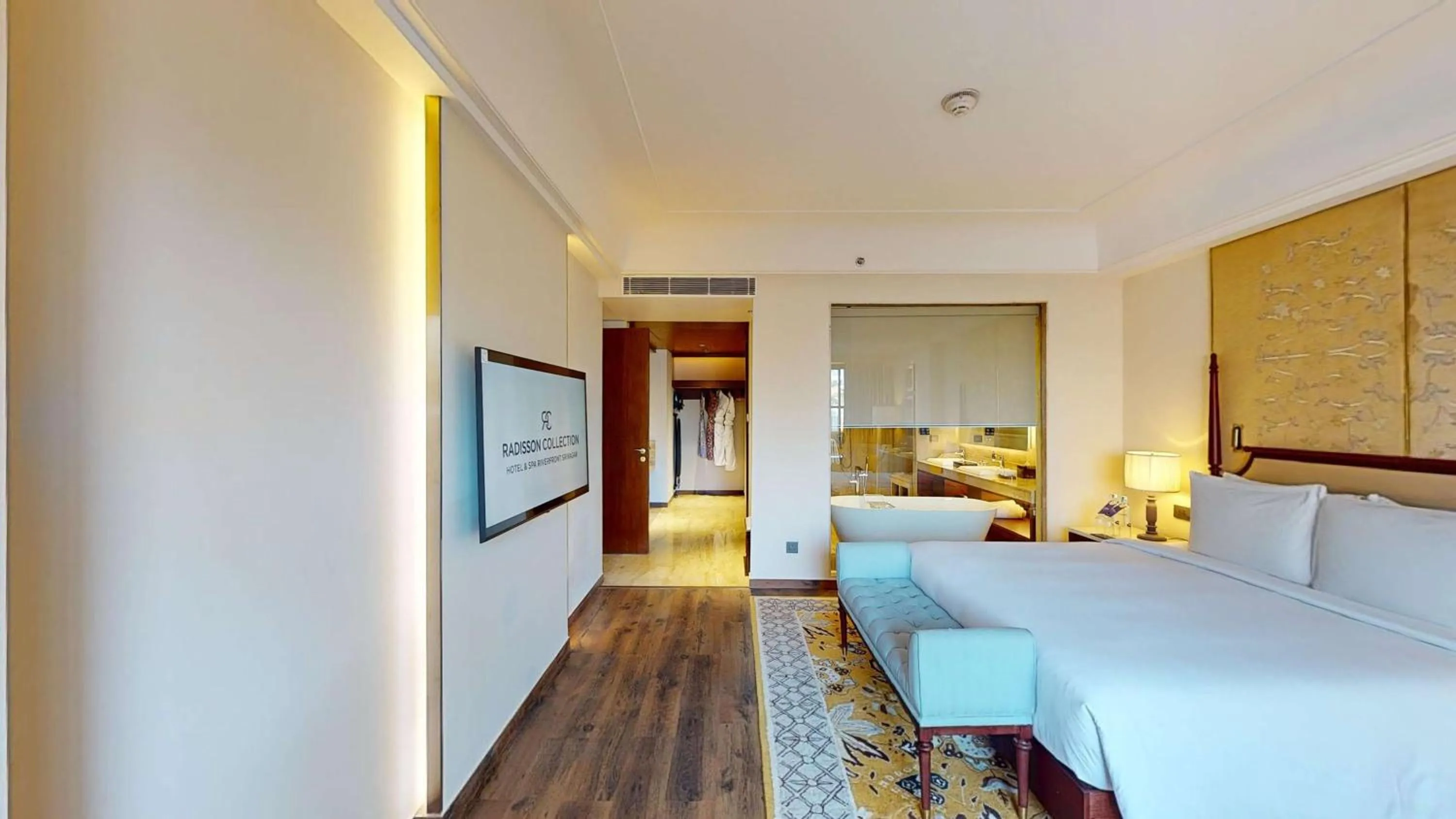 Photo of the whole room, Bed in Radisson Collection Hotel & Spa, Riverfront Srinagar