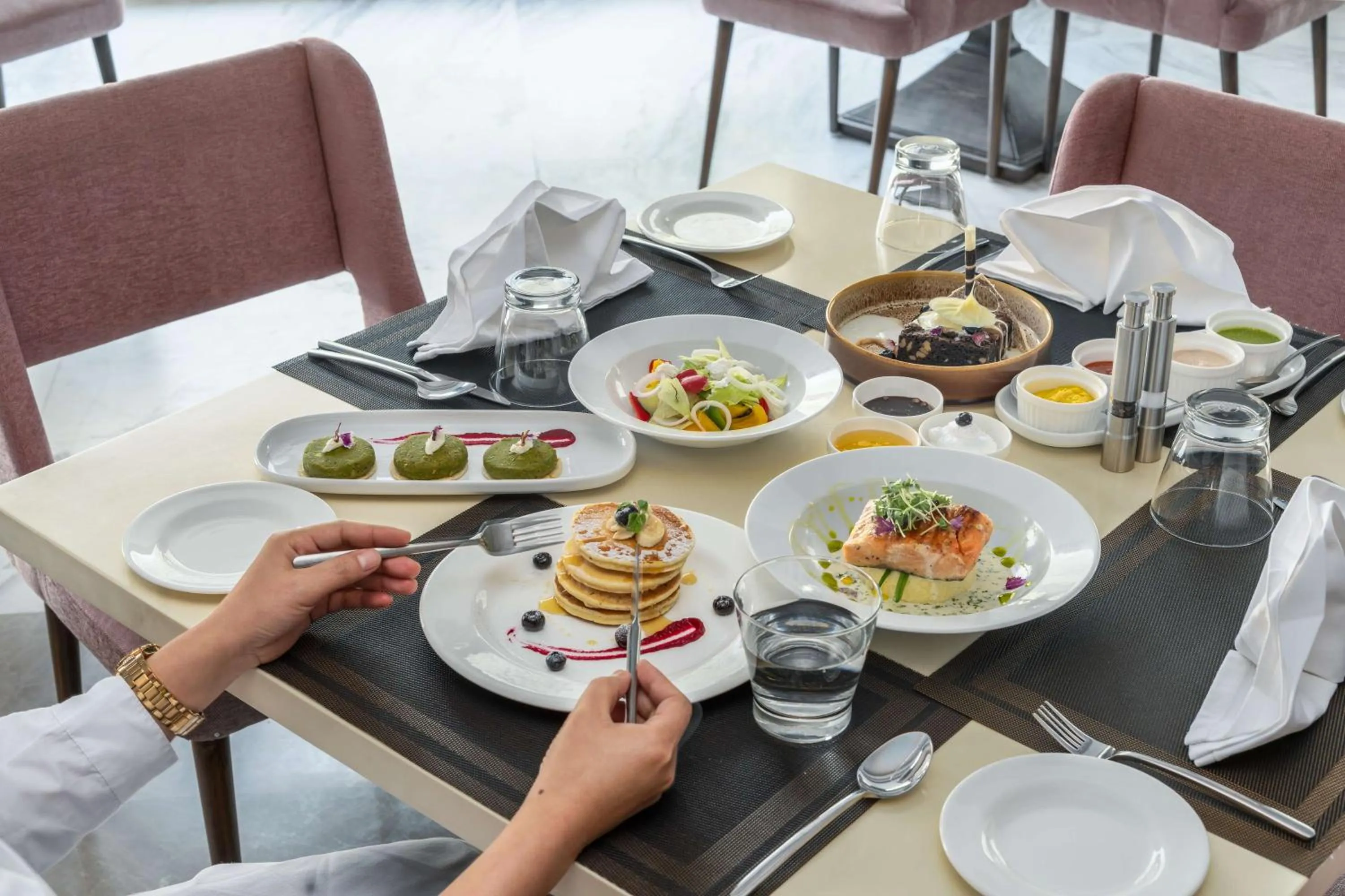 Restaurant/places to eat in Radisson Collection Hotel & Spa, Riverfront Srinagar