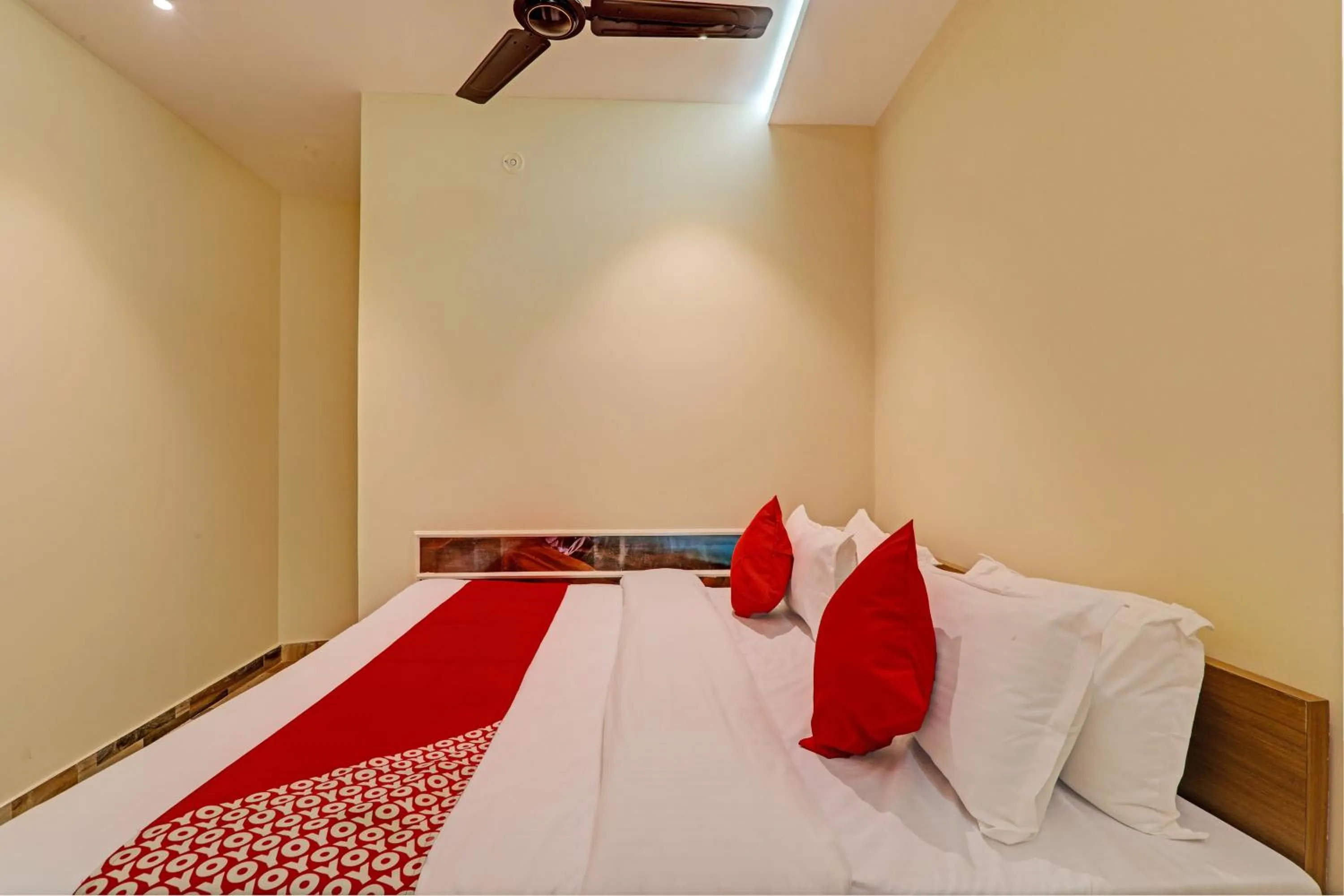 Bedroom in Hotel O Royal Regency Palace