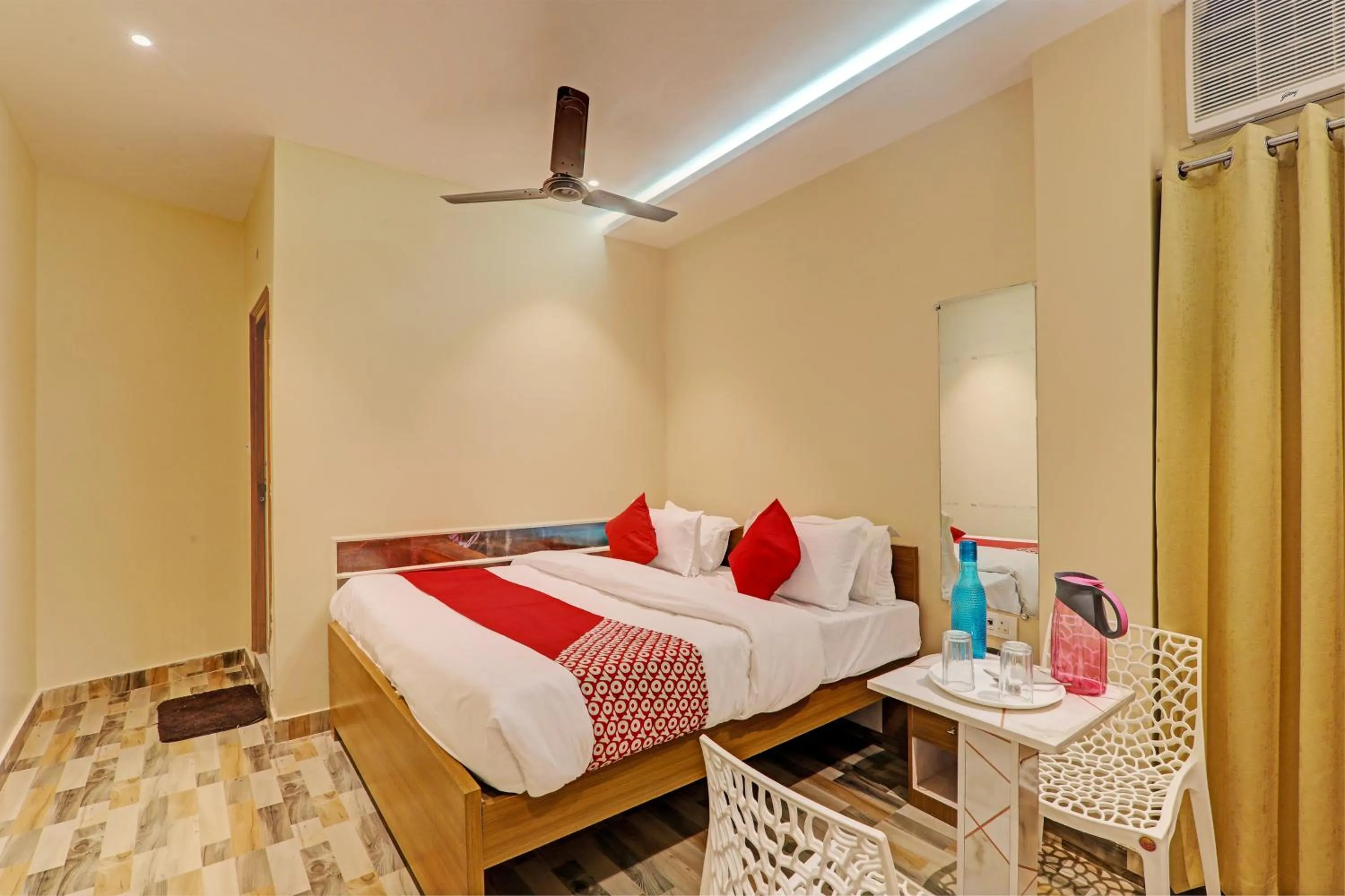 Bedroom in Hotel O Royal Regency Palace