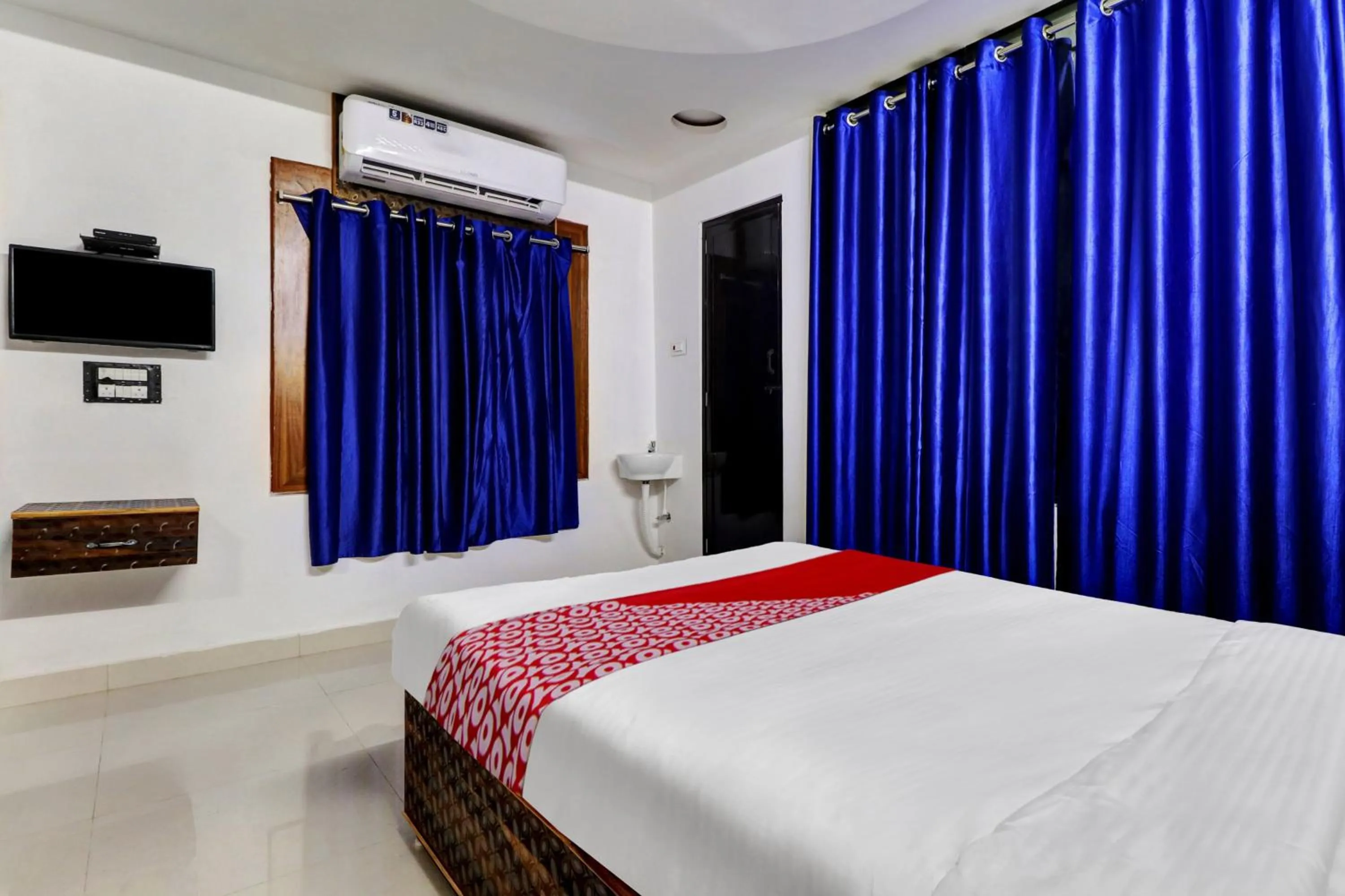 Bedroom, Bed in Hotel O SESHADRI HOMESTAY