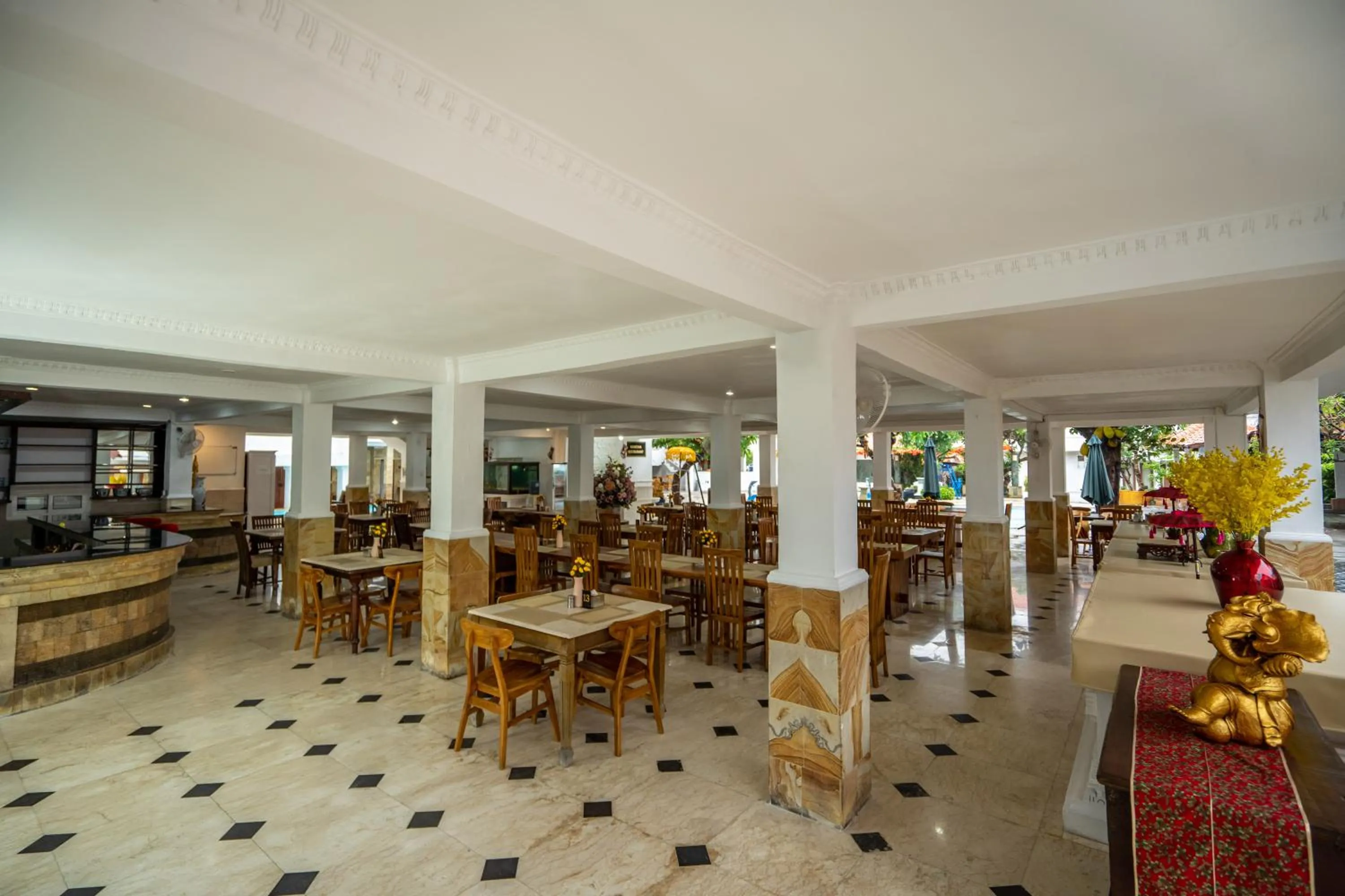 Restaurant/places to eat in Grand Melka Hotel