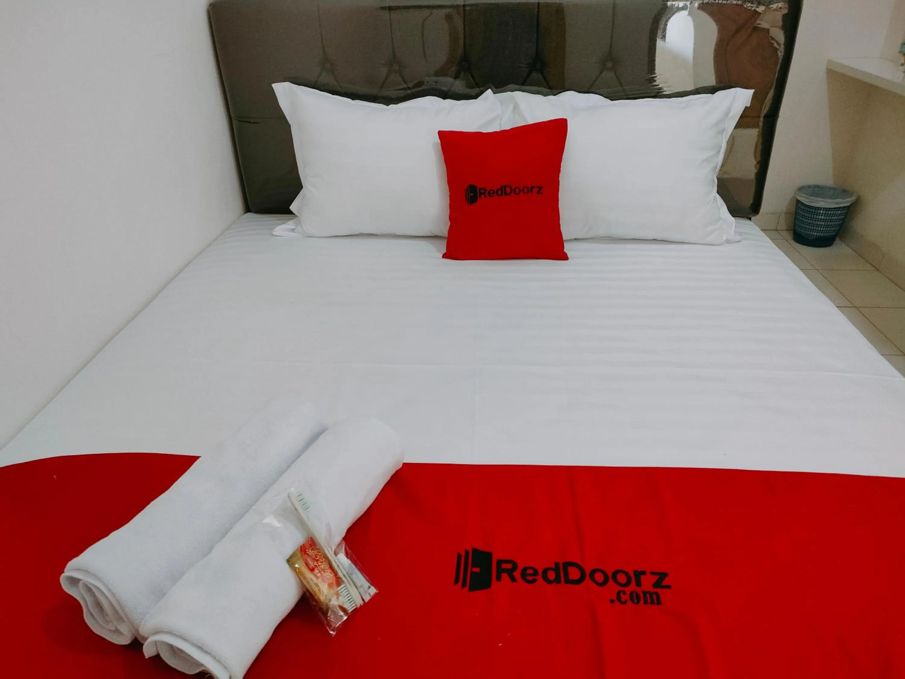 Bedroom, Bed in RedDoorz Syariah near Jogja Expo Center