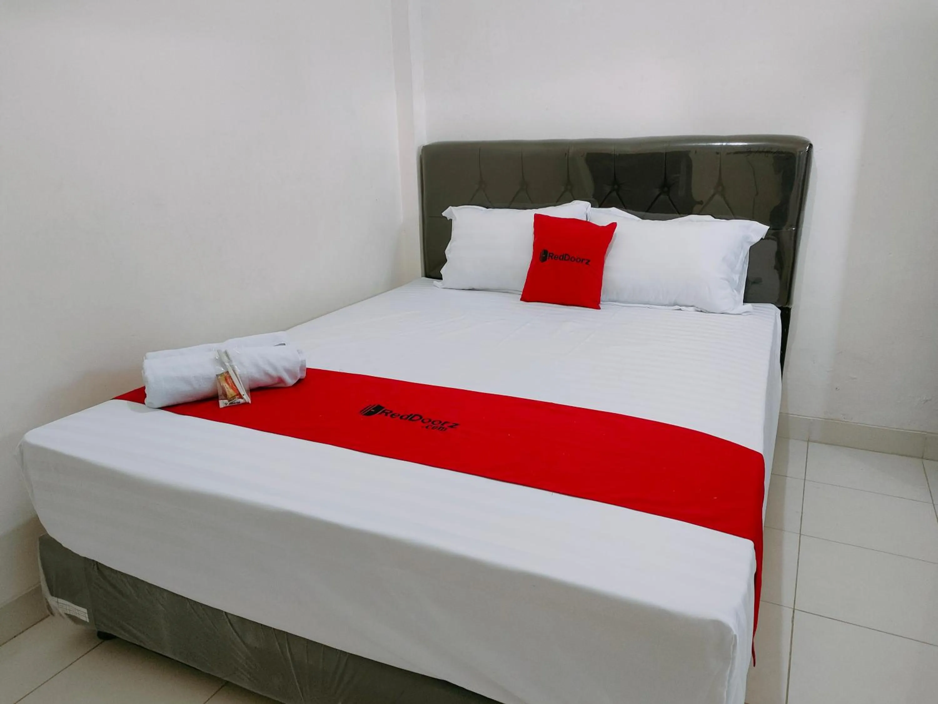 Bedroom, Bed in RedDoorz Syariah near Jogja Expo Center