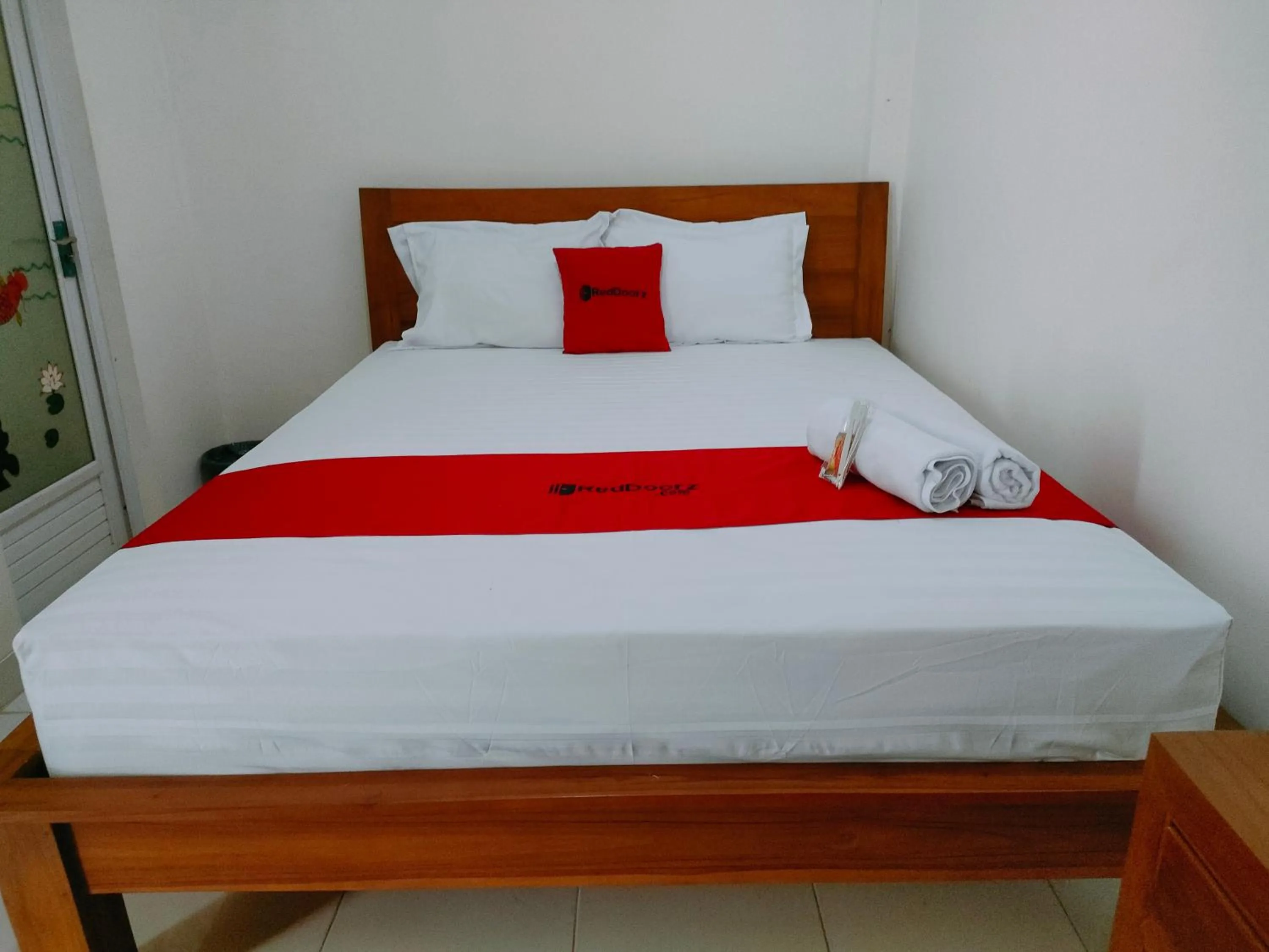 Bedroom, Bed in RedDoorz Syariah near Jogja Expo Center
