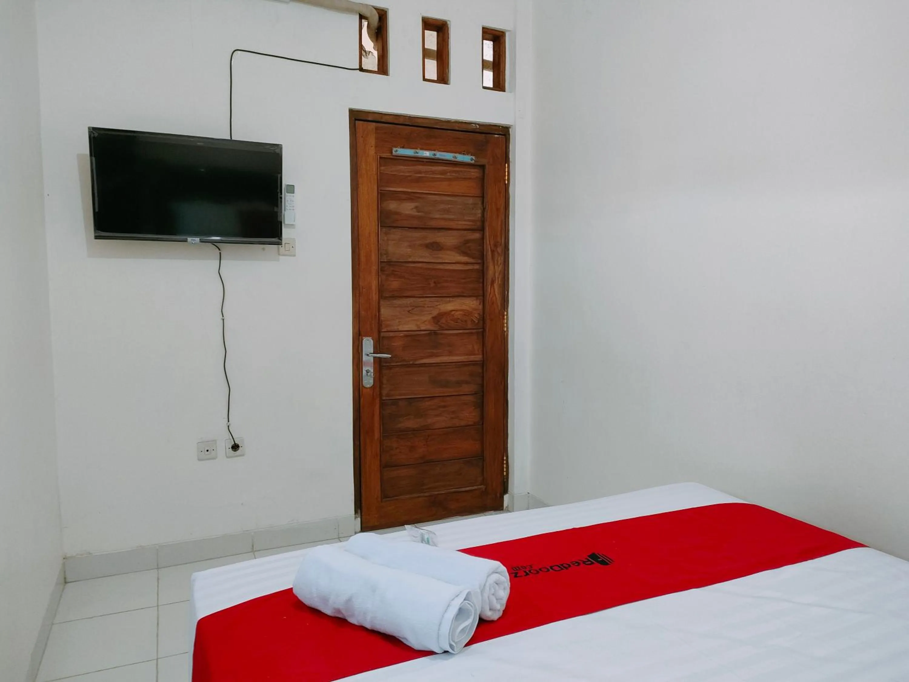 Bedroom, Bed in RedDoorz Syariah near Jogja Expo Center