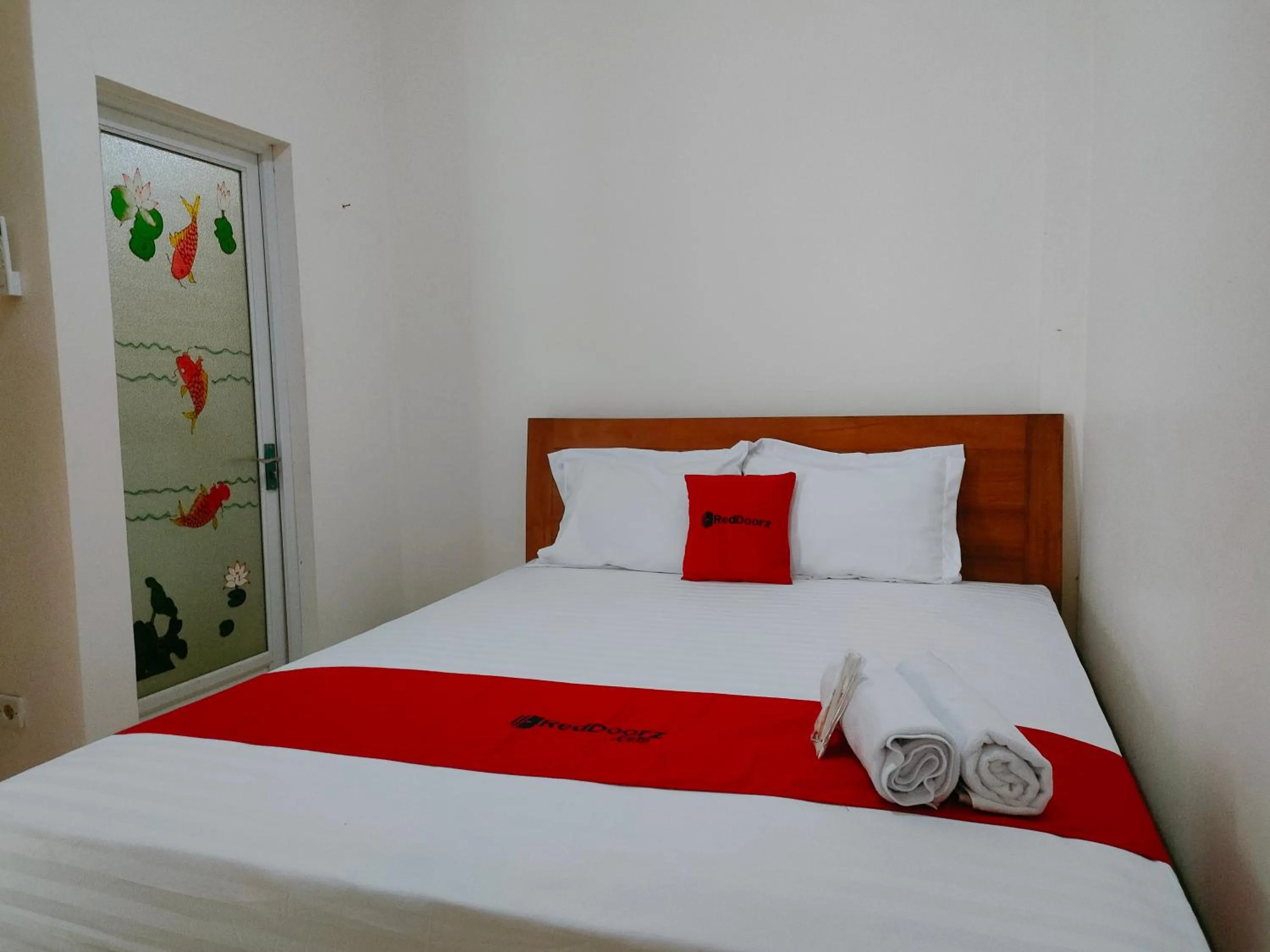 Bedroom, Bed in RedDoorz Syariah near Jogja Expo Center