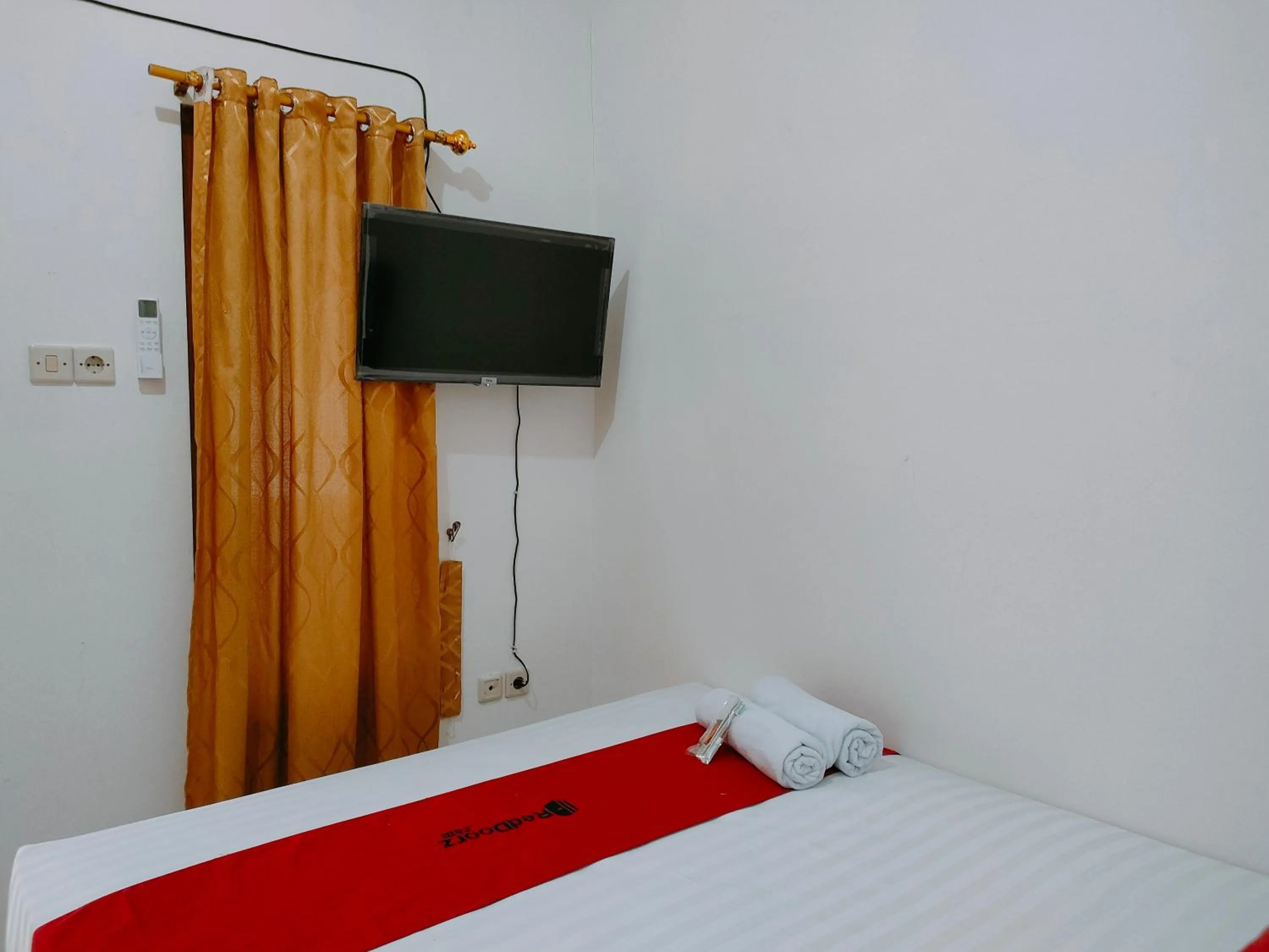 TV and multimedia, Bed in RedDoorz Syariah near Jogja Expo Center