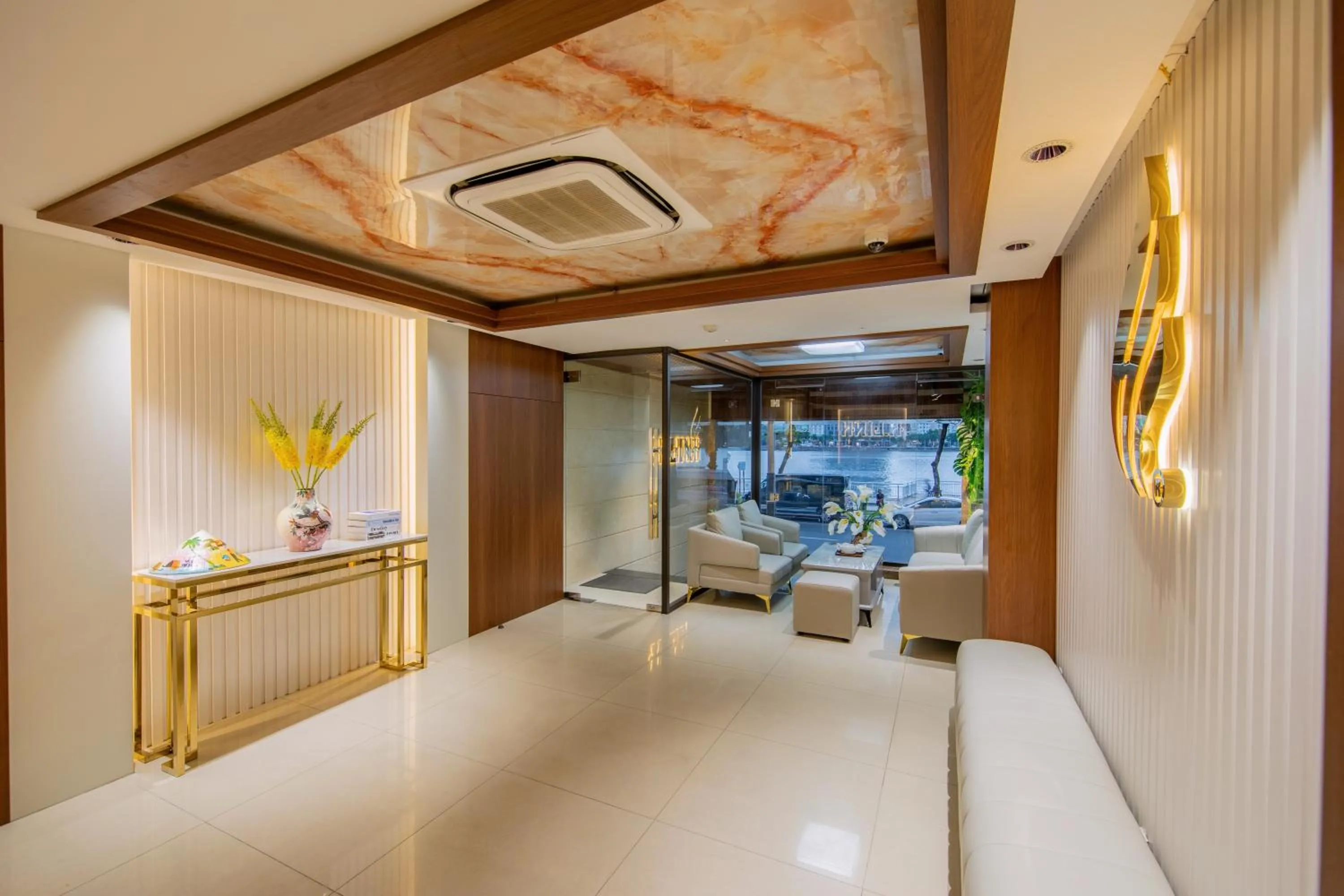 Lobby or reception in Hoang Linh Riverside Hotel Danang