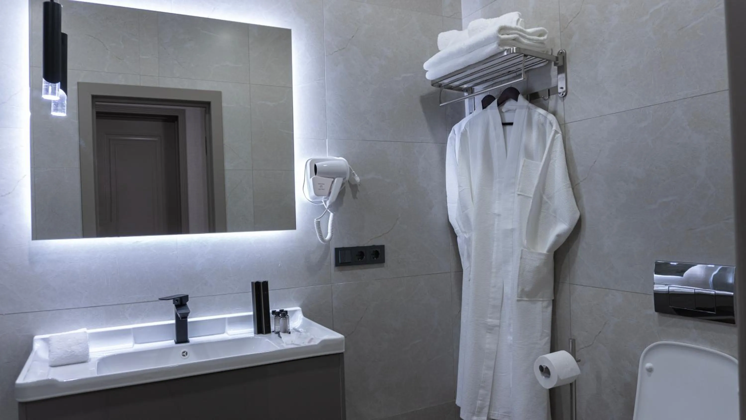 Shower in Five Hotel