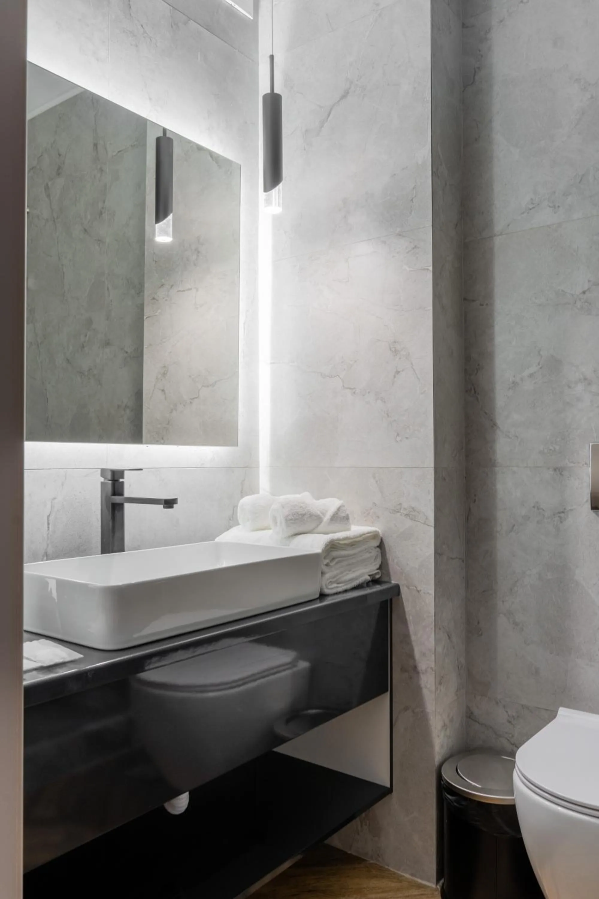 Toilet in Five Hotel