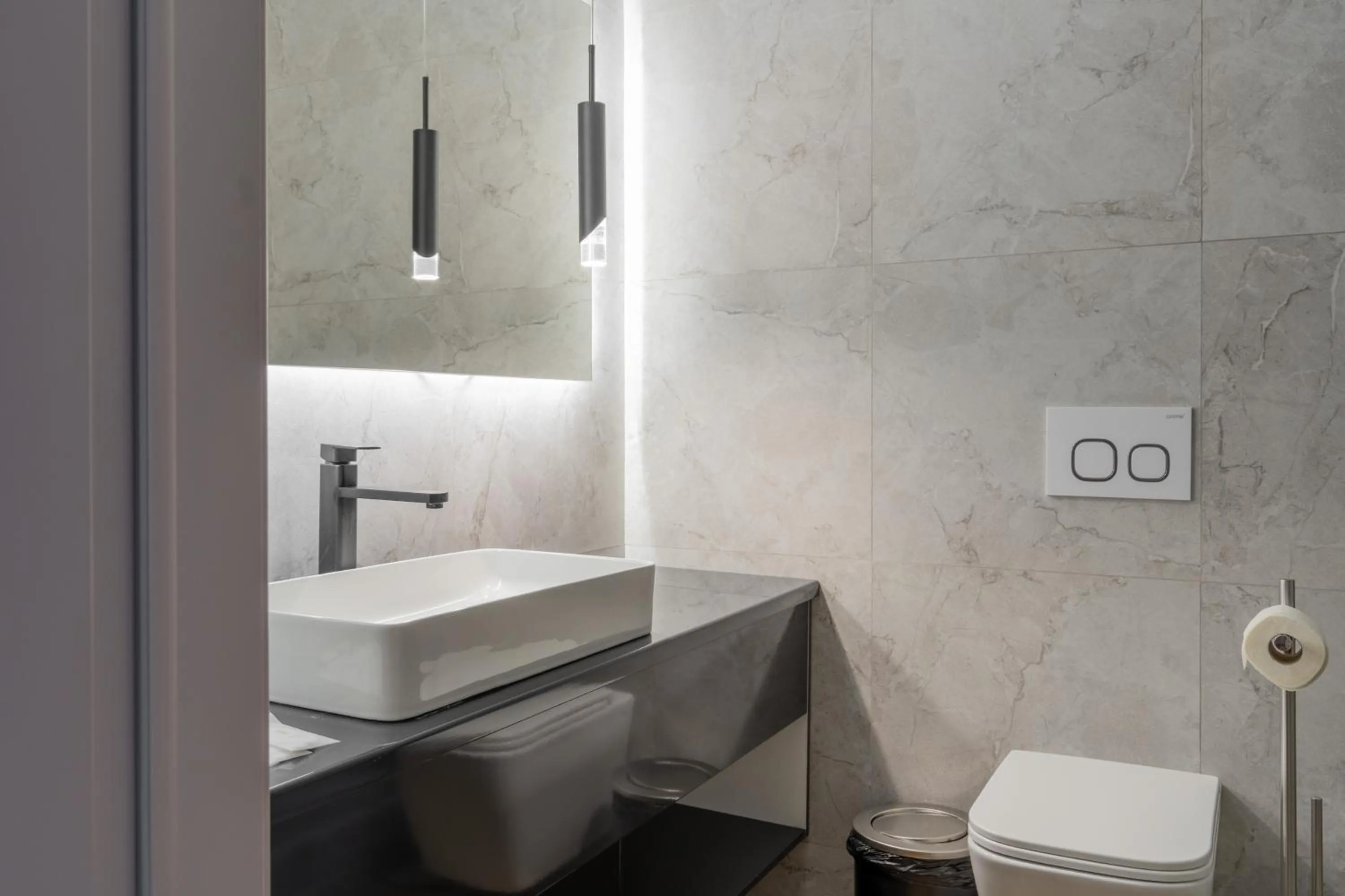 Toilet in Five Hotel