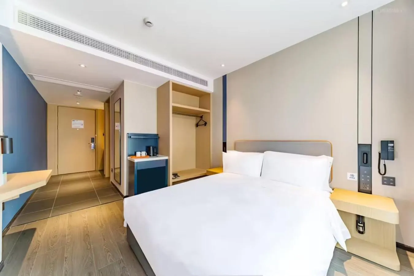 Photo of the whole room, Bed in Holiday Inn Express Hangzhou Qianjiang CenturyCity by IHG