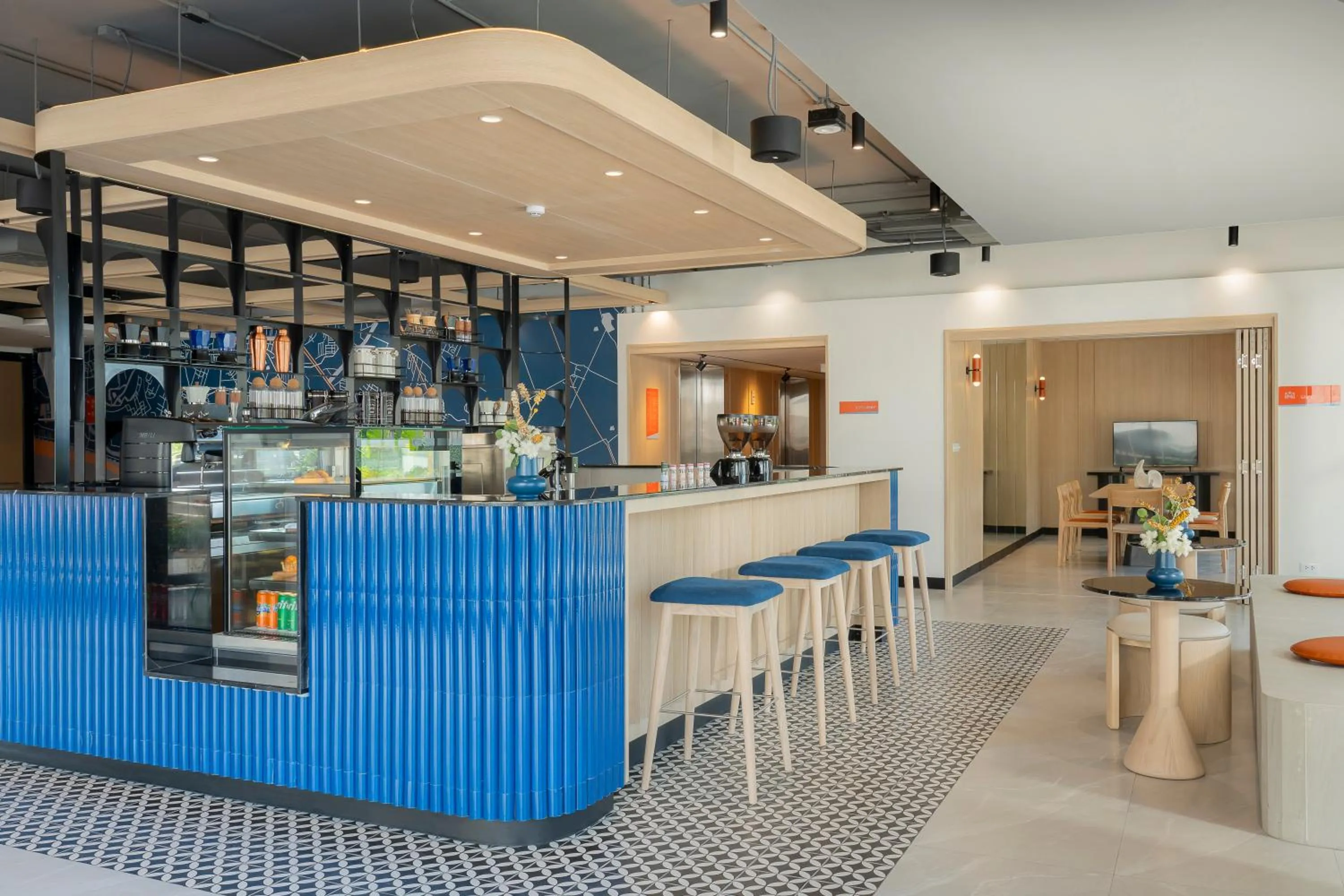 Lounge or bar in Holiday Inn Express Rayong